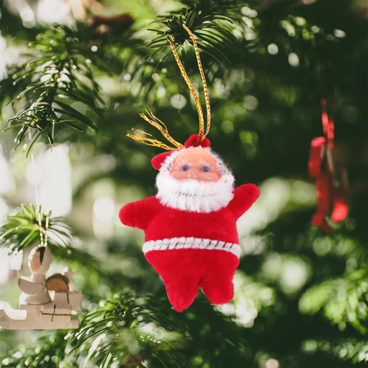 Garneck 20pcs Mini Santa Claus Ornaments Miniature Plush Christmas Tree Hanging Decorations Xmas Tree Pendants for Holiday Party Home Decor