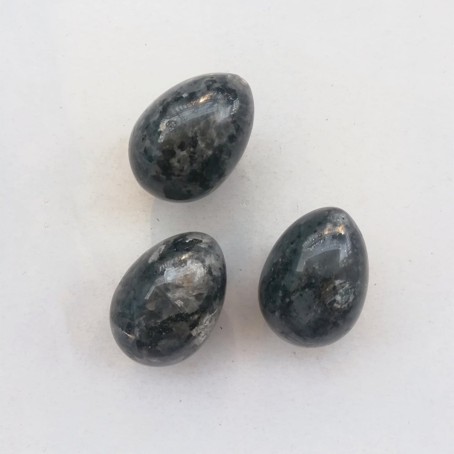 Sunshcat Natural Black Labradorite Egg Shaped Meditation Chakra and Home Decor Balance Crystals and Healing Stones Statue Set,35 * 50mm Easter and Thanksgiving Gift,with Wooden Bracket