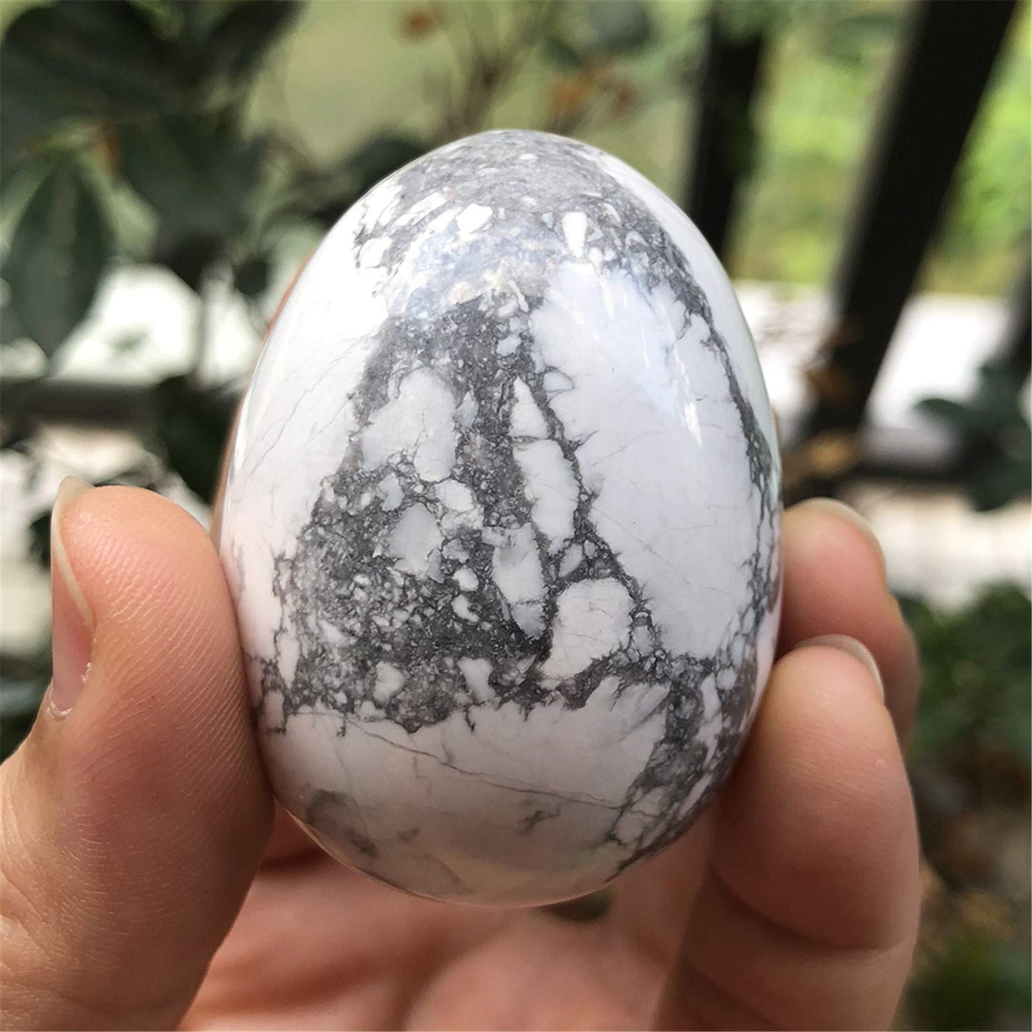 Fekuar Stone Egg Figurine, Polished Healing Crystal Easter Eggs Sphere Sculpture with Wood Stand, Natural White Howlite Turquoise, 1.8"