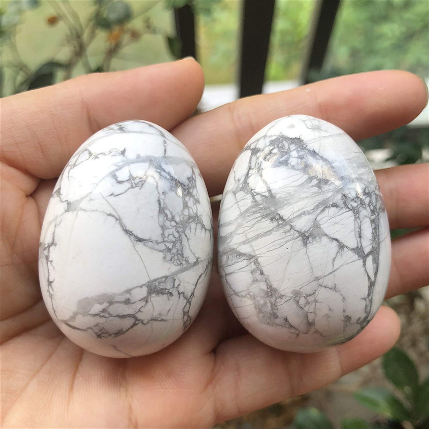 Fekuar Stone Egg Figurine, Polished Healing Crystal Easter Eggs Sphere Sculpture with Wood Stand, Natural White Howlite Turquoise, 1.8"