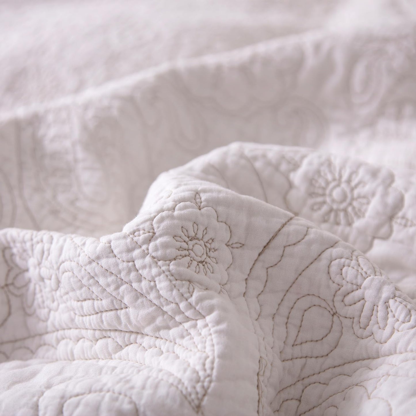 BOV Queen Quilt Bedding Set - Cotton Full Size Quilt Set with 2 Pillow Shams, Lightweight Bedspread Coverlet Queen Size Quilts for Bed Set, All Season Floral Embroidery 96"X92" Light Beige Ivory