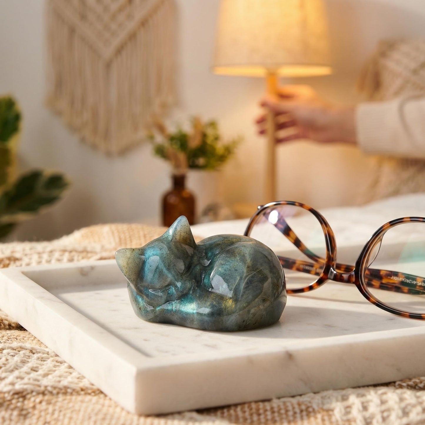 RUIJINGYUAN Labradorite Cat Statue - 2 Inch Hand Carved Healing Crystal Figurine, Sleeping Cat Stone Sculpture for Desk Decor, Office Home Gift for Cat Lovers