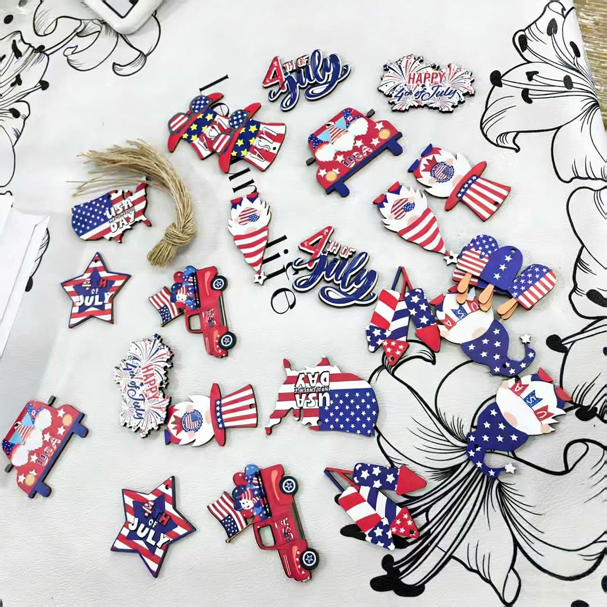 12pcs 4th of July Ornaments for Tree with Ropes Patriotic USA Flag Hanging Decorations Independence Day Wooden Hanging Decor Red White Blue Patriotic Christmas Tree for Summer Party Home Supplies