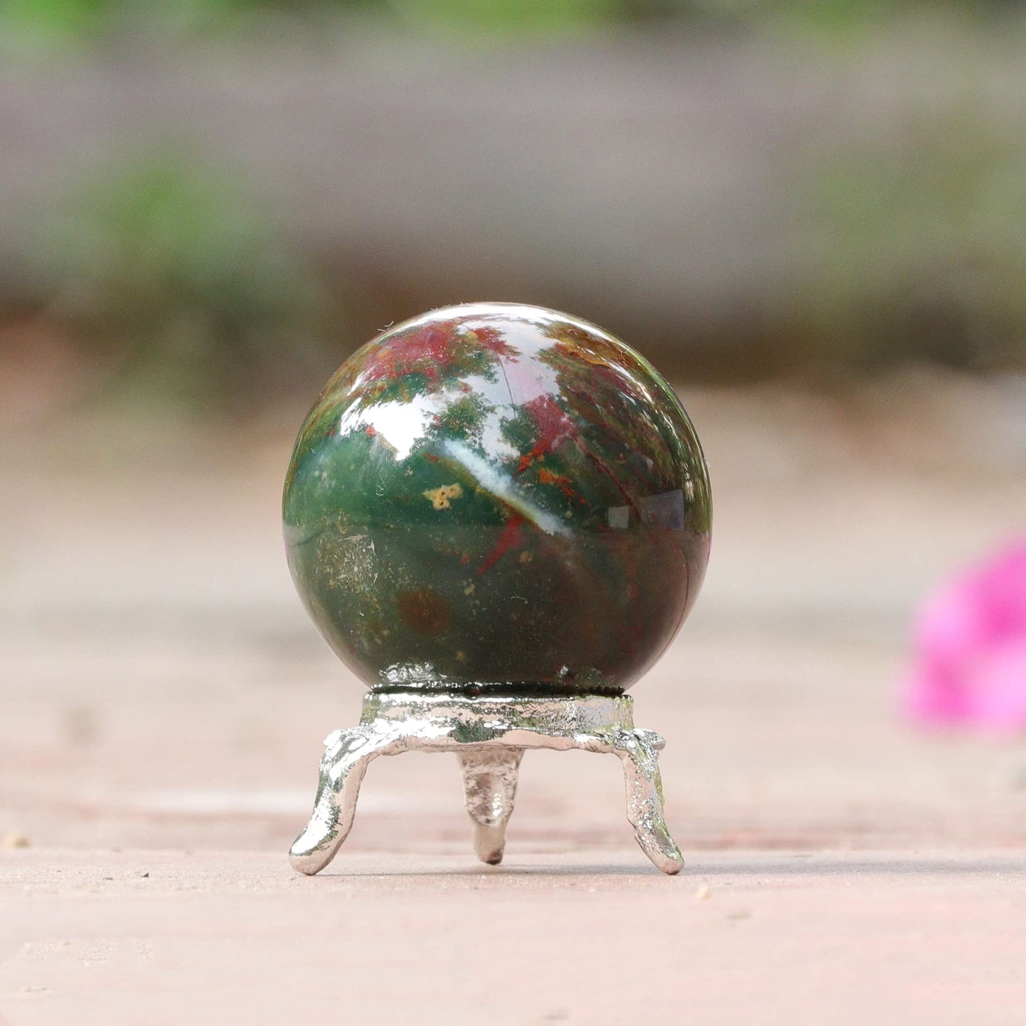 Crocon 50mm Green Blood Stone Sphere Ball with Metal Stand 1400+ Carats Gemstone Ball Healing Sphere Sculpture Figurine for Fengshui Divination Home Decoration Photography Crystal Sphere