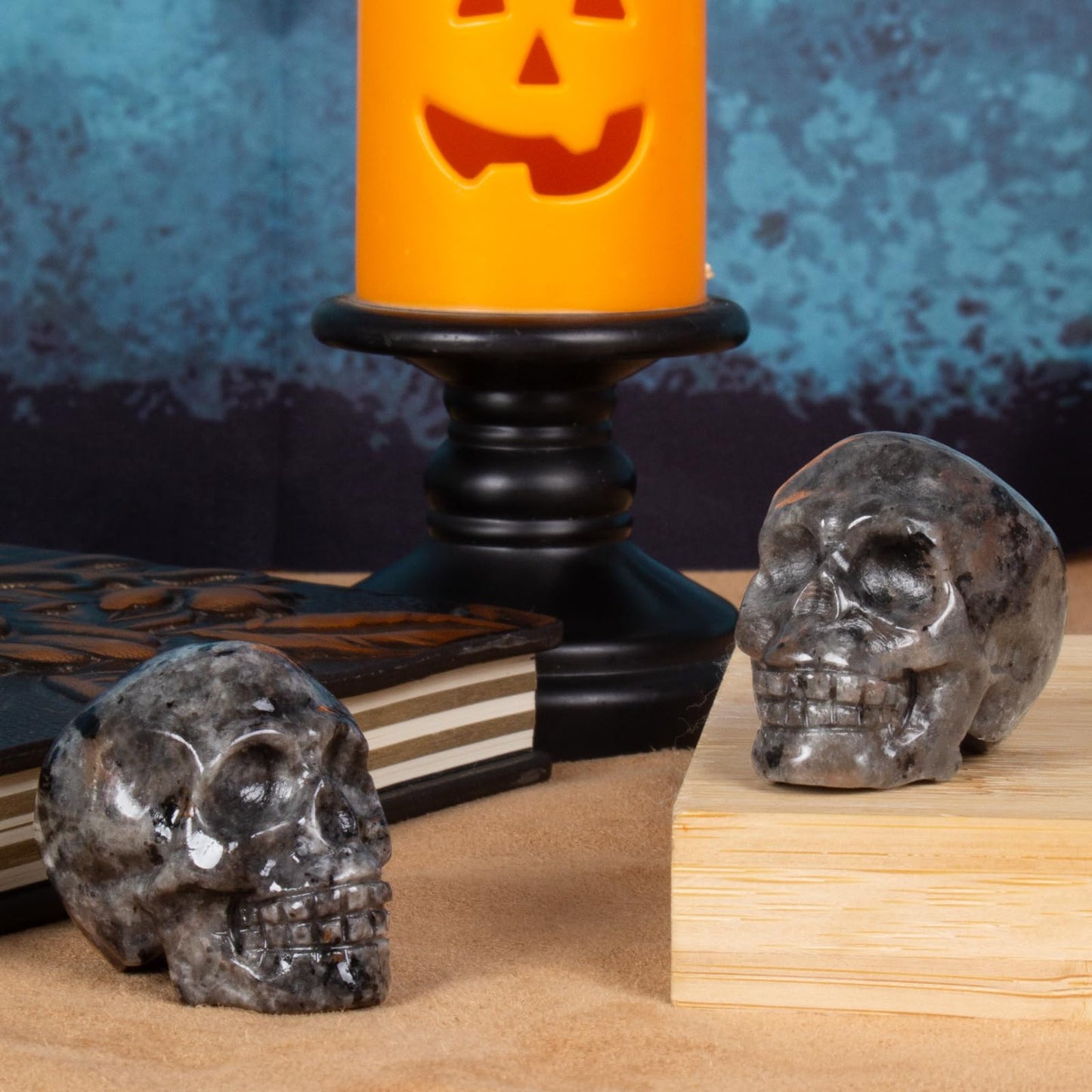 Hguxmcu Yooperlite Crystal Skull, 1.4 Inch Miniature Hand Carved Reiki Healing Pocket Stone, Small Collectible Skull Figurine for Altar Home Office Decor, Crystal Statue Meditation Gift for Men Women