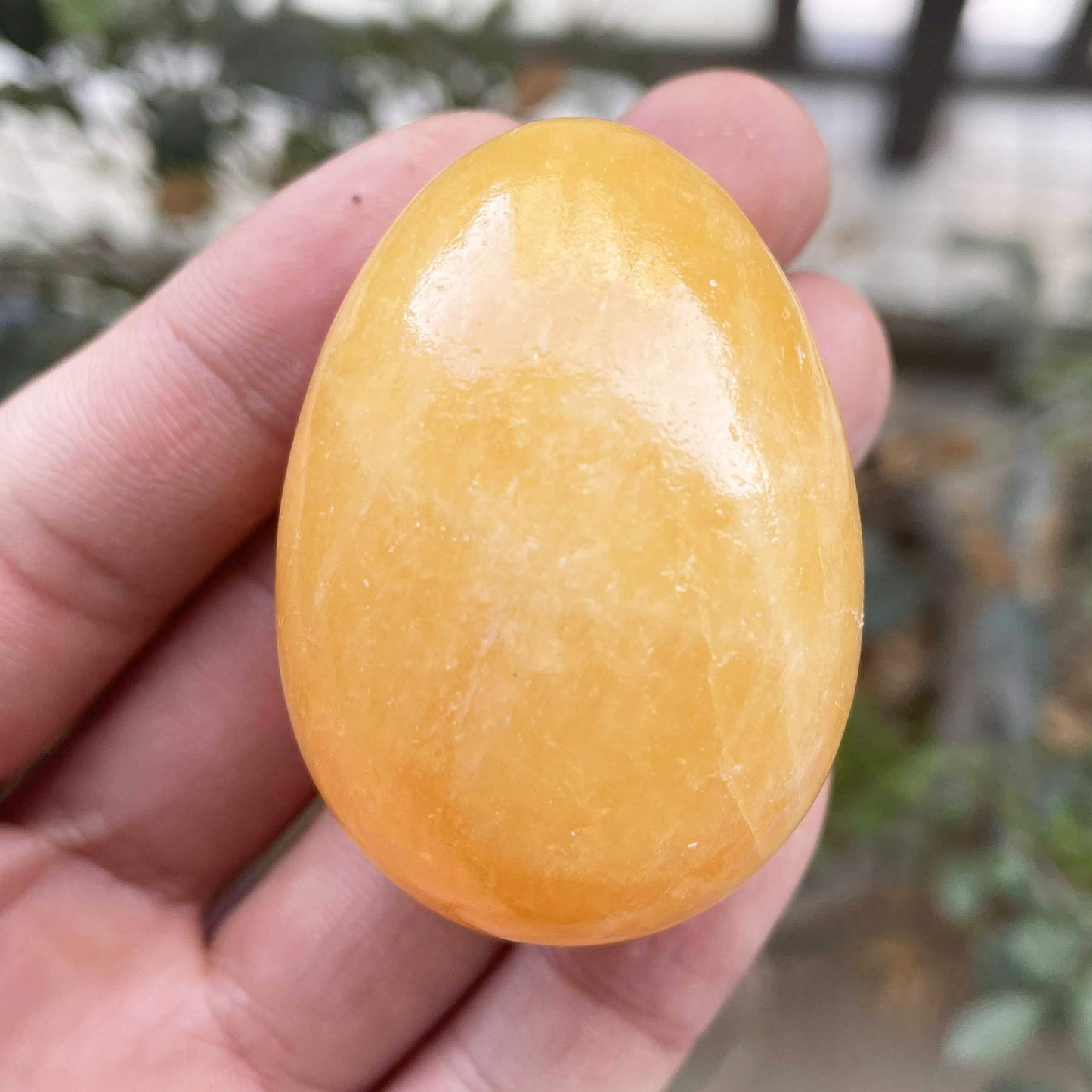 Fekuar Stone Egg Figurine, Polished Healing Crystal Easter Eggs Sphere Sculpture with Wood Stand, Cream-Coloured Yellow Jade, 1.8"
