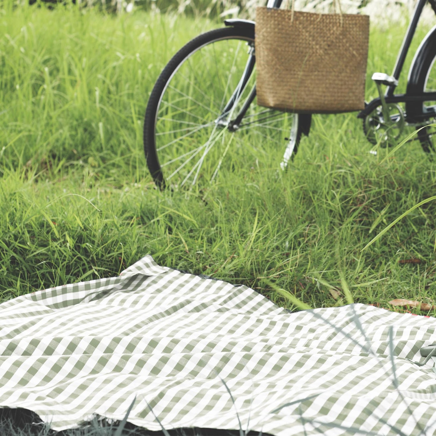 HunnmingRe 6 Pcs Disposable Outdoor Picnic Blankets 71''x71'' Thicken Foldable Waterproof Picnic Mats Gingham Oil Proof Camping Blankets with 4 Ground Spikes Beach Travel Hiking(Green and White)