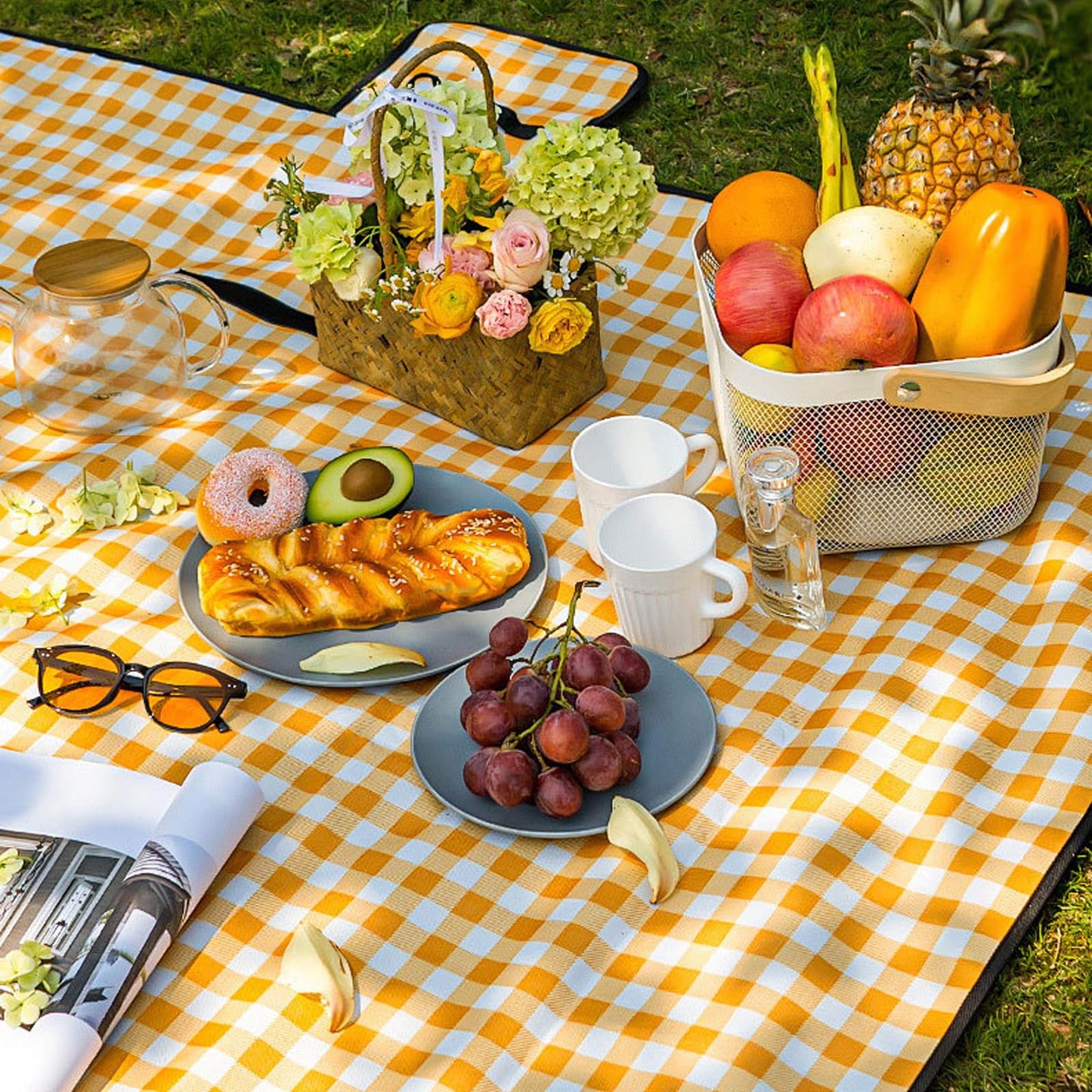 SHENIAFC 80" x 120" Sandproof Waterproof Picnic Blanket, Beach Mat for Outdoor Camping Hiking Park, Portable with Tote Bag, Non-Stick Sand & Grass, Foldable for Indoor Outdoor Use (Yellow)