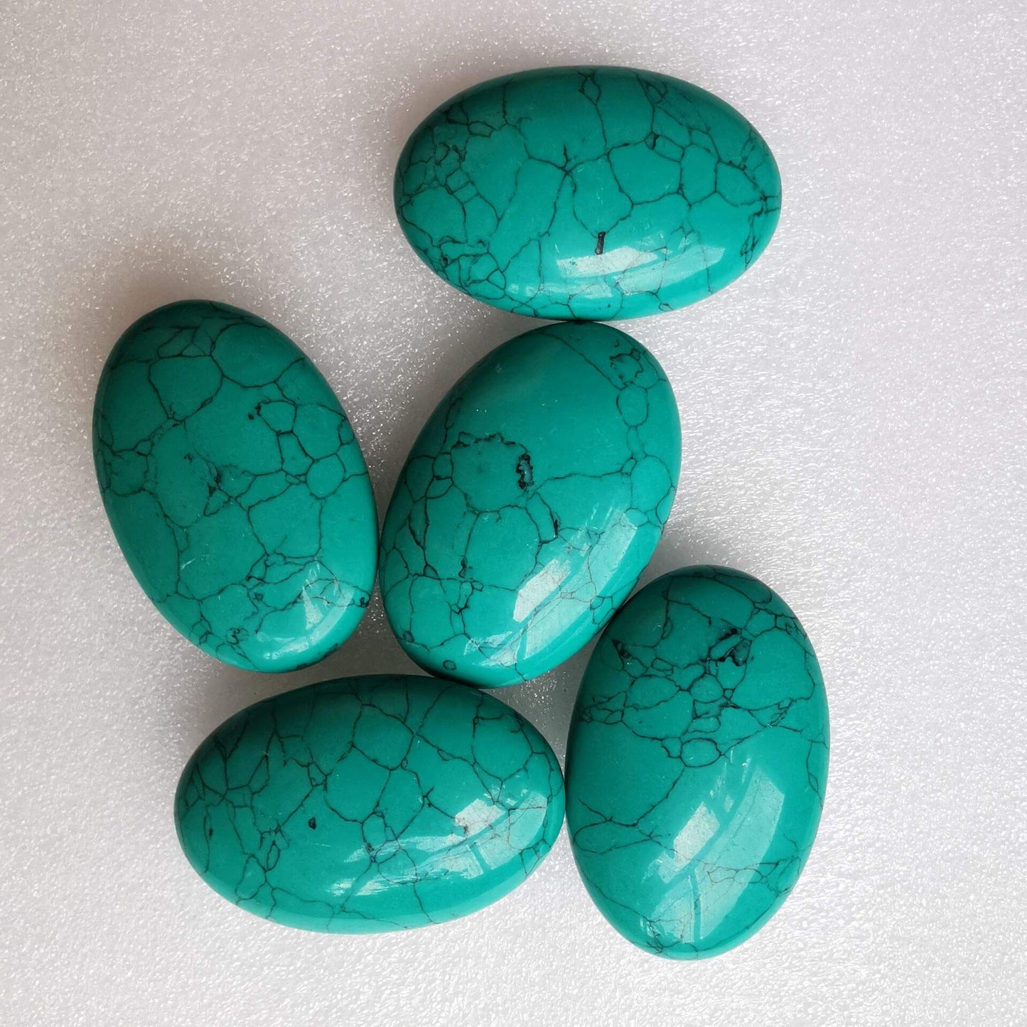 Loveliome Synthesis Green Howlite Turquoise Oval Polished Worry Stones, Healing Crystal Indoor Fountain Stones Massage Energy Anxiety Relief Items