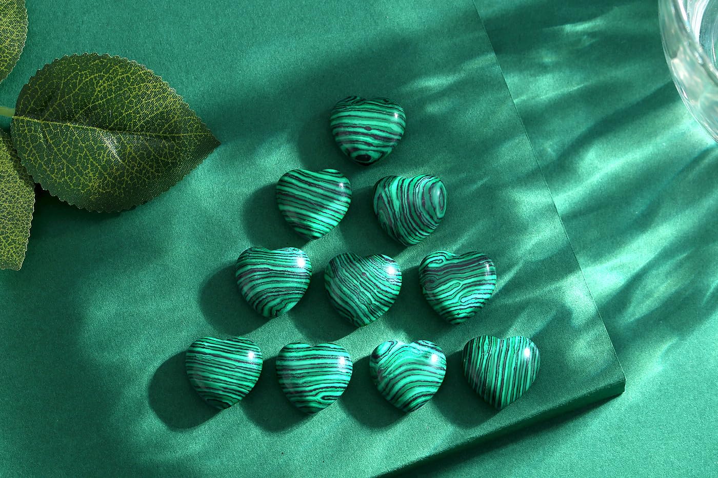 QINJIEJIE 10PCS Green Malachite Heart Crystals Stones Thick Love Shaped Gemstones Pocket Palm Crystal Bulk Polished Thumb Gem Set Wholesale Worry Stones Reiki Energy Spiritual Guardian Mini Gift