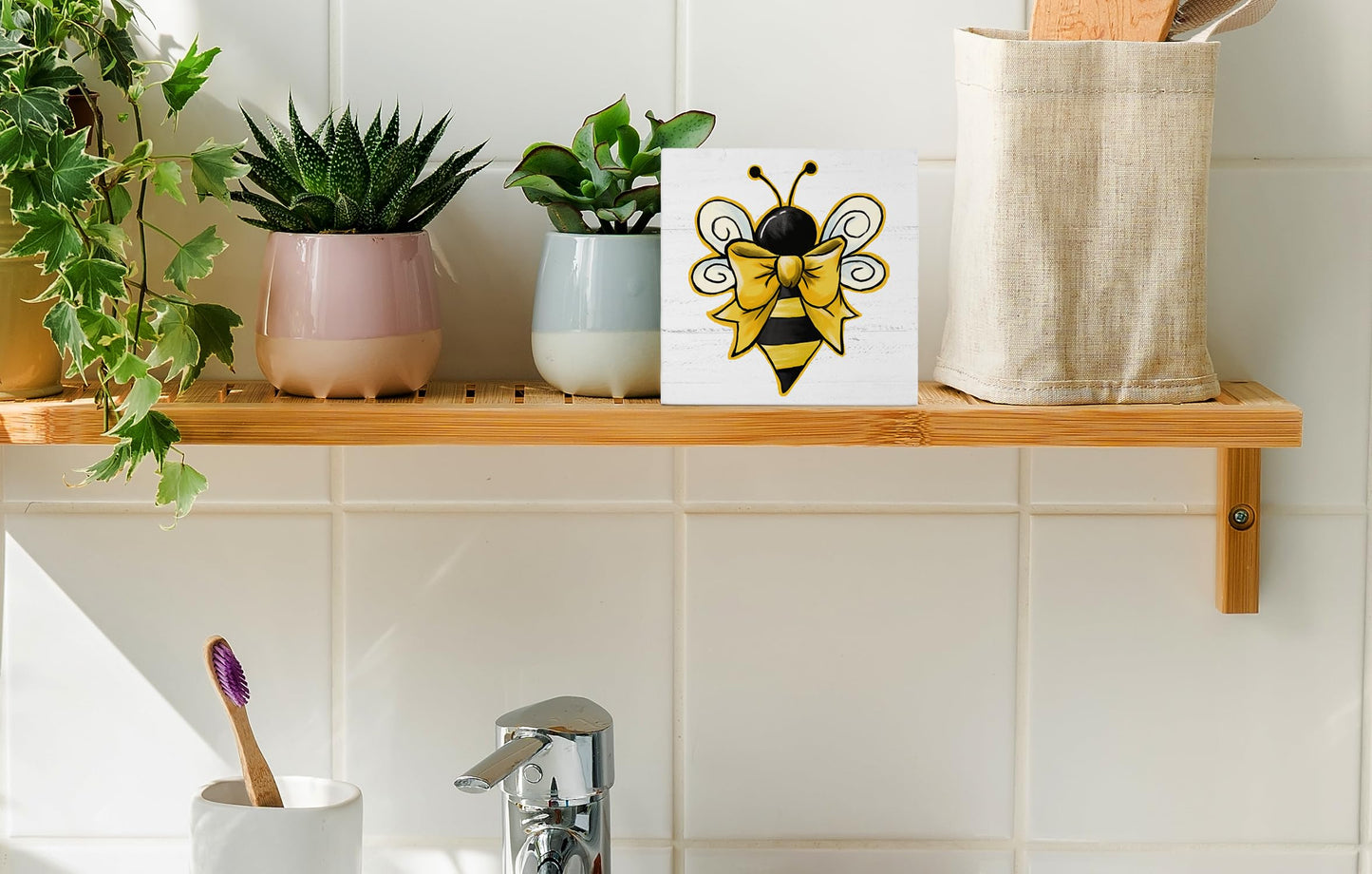 XYDEG Rustic Wooden Bee House Sign Decor, Honey Bee Bumblebee Farmhouse Plaque Tabletop Tiered Tray Summer Decor for Home & Office