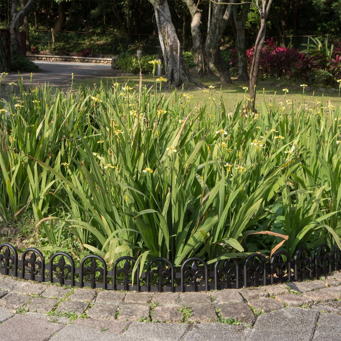 Evelyne Black Garden Border Plastic Edging – PP Plastic, Metal-Free Wrought Iron Look Design, 15pcs Black Yard Landscaping Fence Liner Lawn Edge Barrier, 20ft Kit of Decorative Lawn Landscape Panels