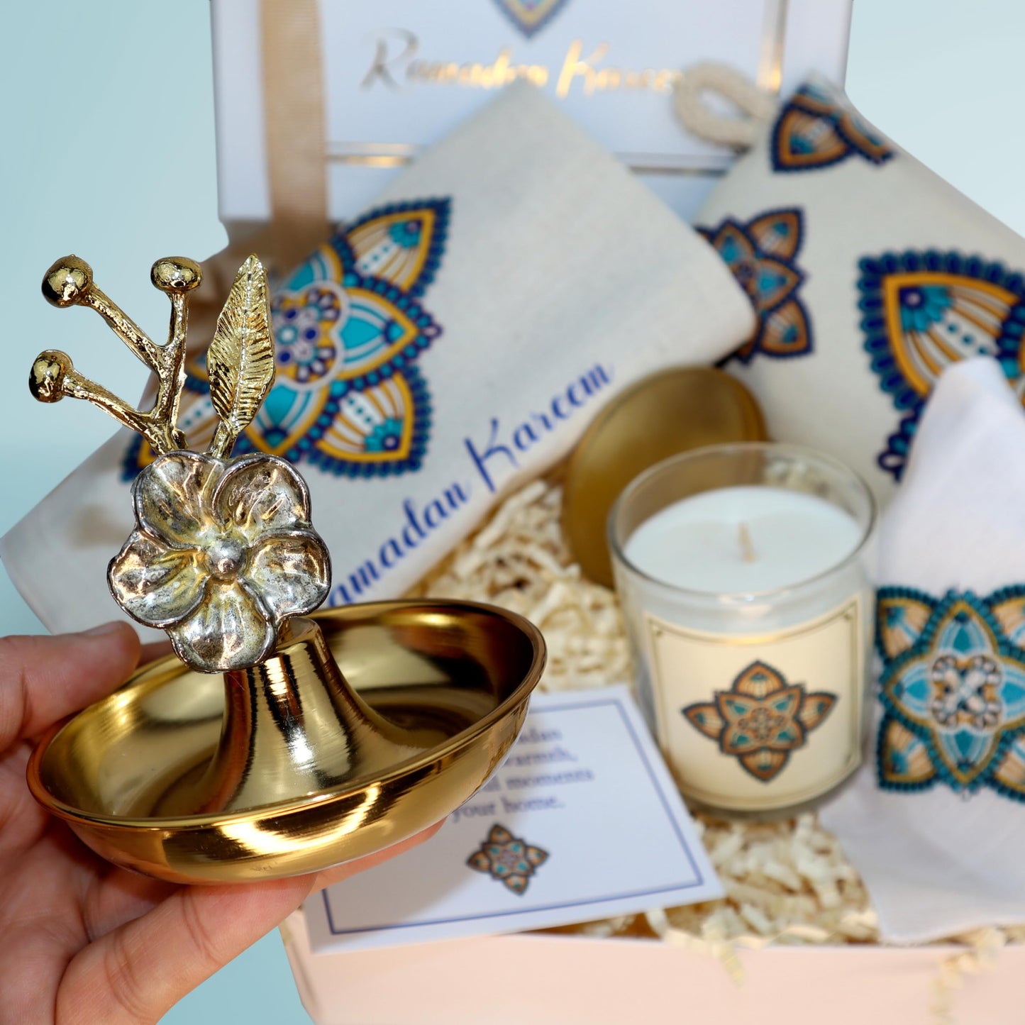 CharmLab Candle – Ramadan Kareem Gift Set, 5 Piece Islamic Home Box with 4.8 oz Scented Candle, Women’s Fabric Wallet Pouch & Decorative Dish, Ramadan & Eid Gift for Women