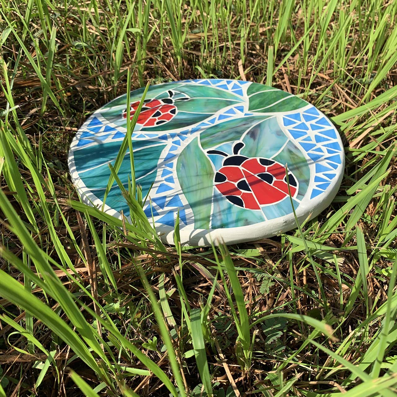 Bieye MSS001 Tiffany Style Stained Glass Mosaic Decorative Stepping Stone for Garden Decor (12" Round, Ladybug)