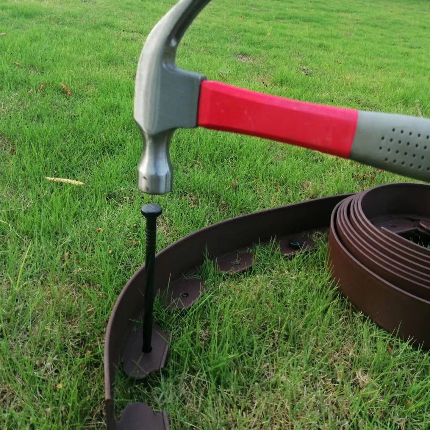 Landscape Edging,20ft Plastic Garden Edging with 20 Stakes,Lawn Edging for Lawn,Yard,Flower Gardens Border (Brown-20FT)