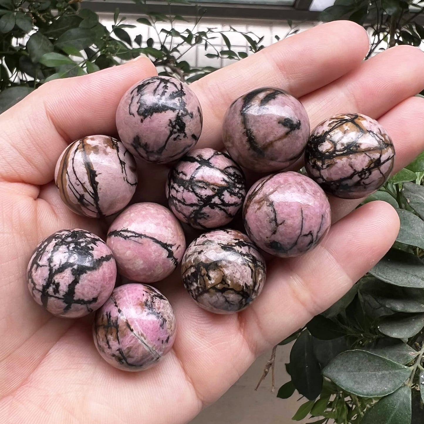 Fekuar 5 Pcs Rhodonite Crystal Sphere Ball Set, Polished Healing Energy Mineral Gemstone Balls for Reiki Chakra Decoration Fengshui 20mm