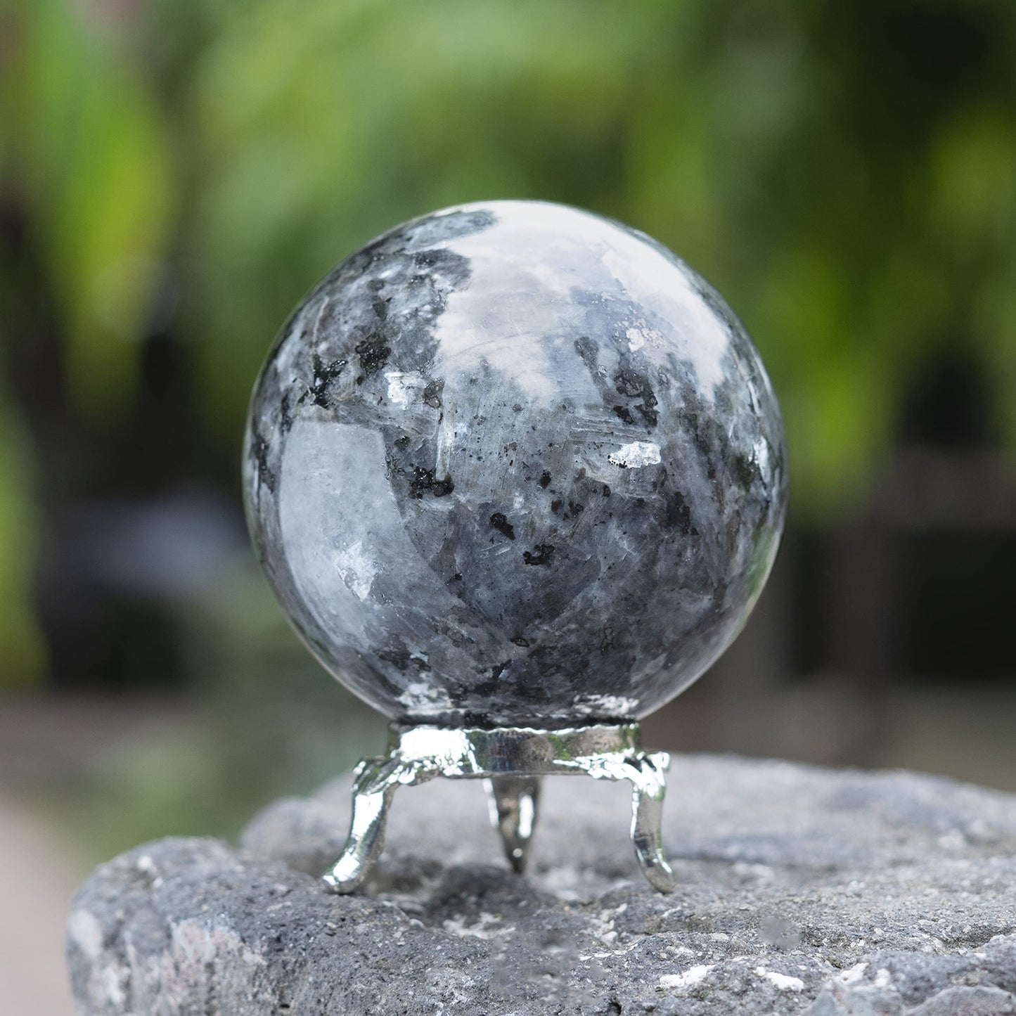 Crocon 50mm Larvikite Stone Sphere Ball with Metal Stand 1400+ Carats Gemstone Ball Healing Sphere Sculpture Figurine for Fengshui Divination Home Decoration Photography Crystal Sphere
