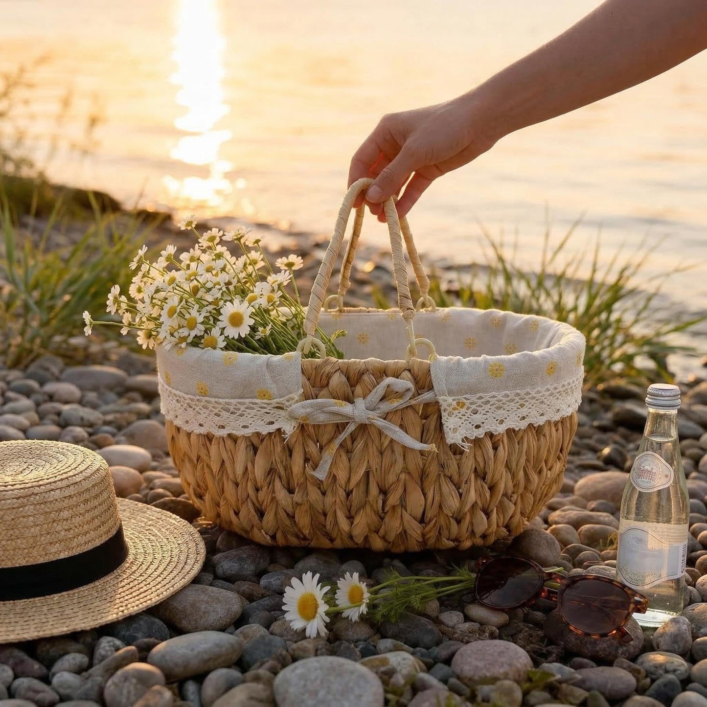 Oval Wicker Picnic Basket with Folding Handles and Lining for 2, Handwoven Water Hyacinth Hamper,Willow Hand Woven Shopping Basket, Bath Storage Camping Outdoor Beach Gift