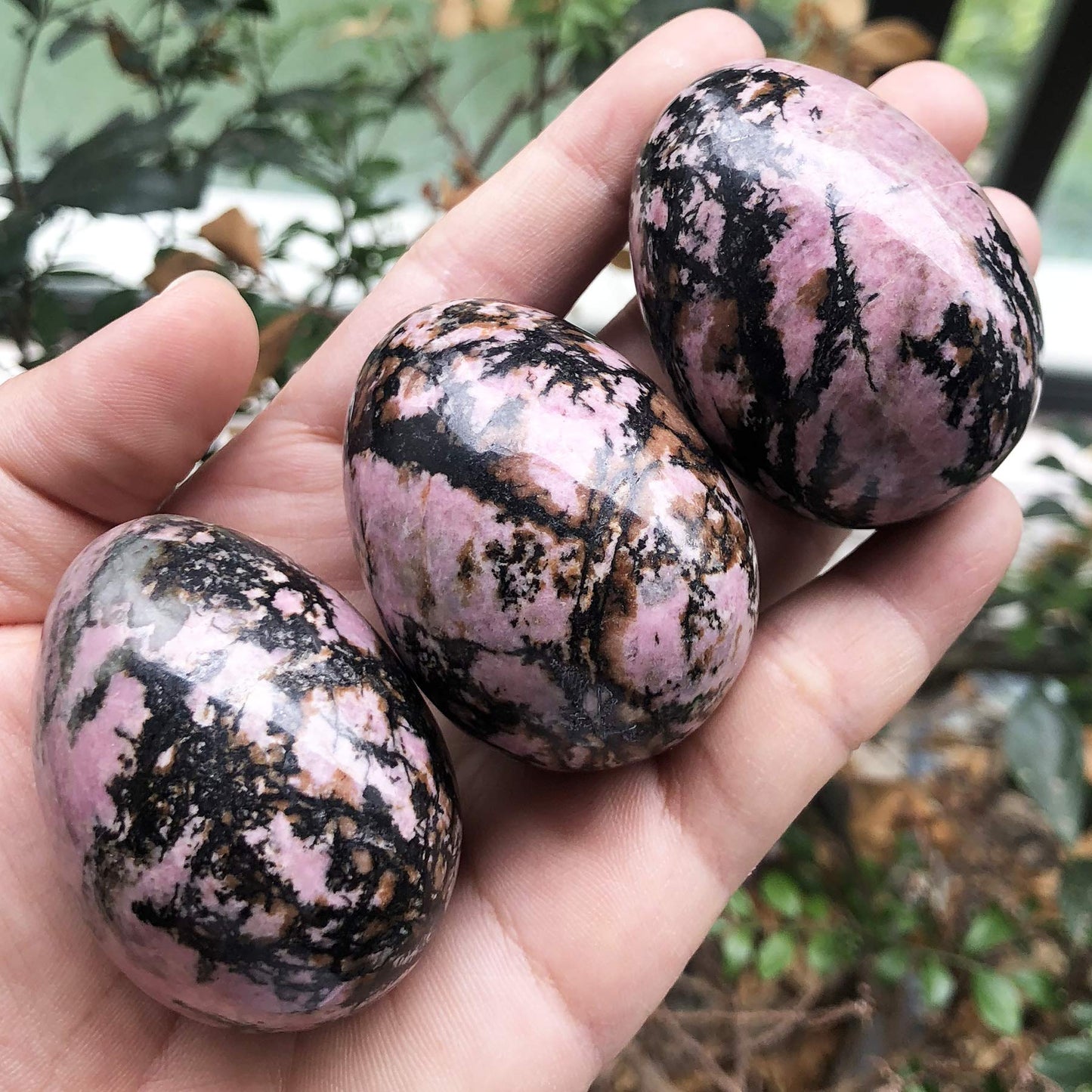 Fekuar Stone Egg Figurine, Polished Healing Crystal Easter Eggs Sphere Sculpture with Wood Stand, Rhodonite, 1.8"