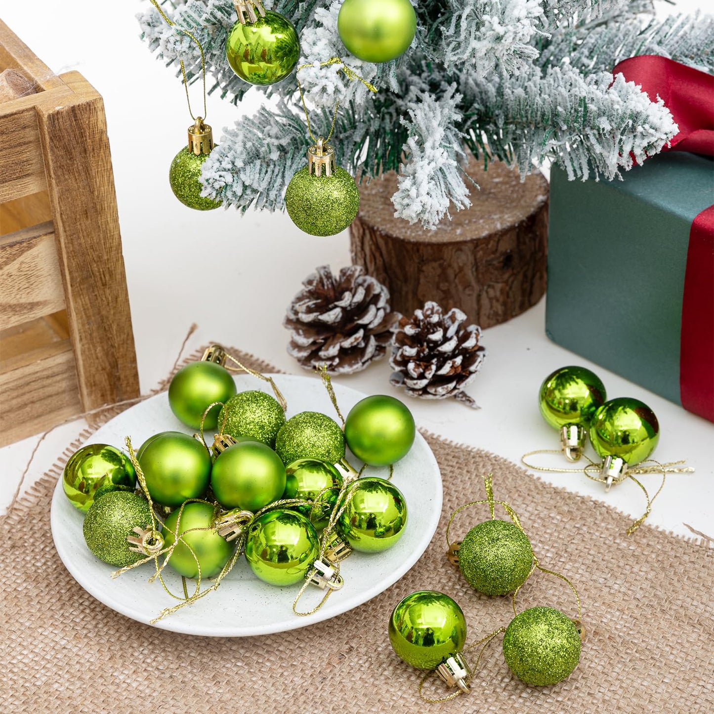 24PCS Christmas Ball Ornaments，1.18 Inch Mini Green Glitter Christmas Balls Xmas Tree Hanging Decorations Decorative Balls for Xmas Tree Outdoor Indoor DIY Craft Party Supplies