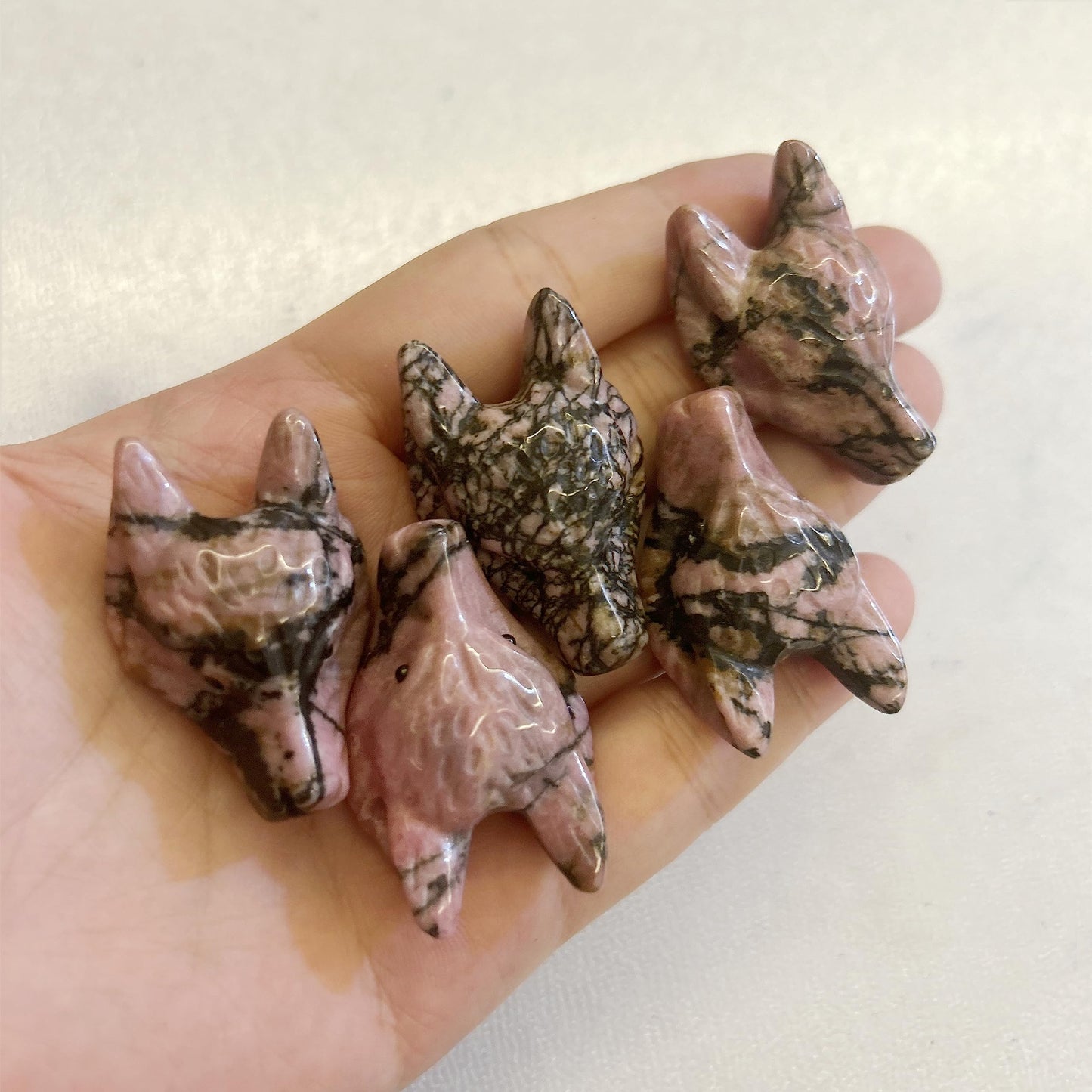 Bacatgem Natural Rhodonite 1.57 inchs Wolf Head Pocket Crystals and Healing Stone Figurine,Haped DIY-Jewelry Pendant