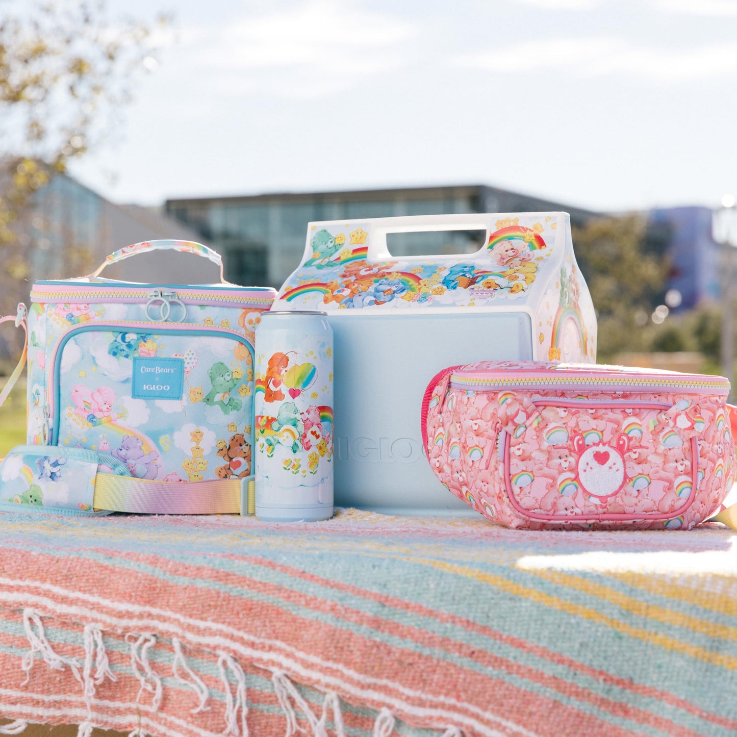 Igloo 90s Retro Collection Square Lunch Box Cooler with Front Pocket and Adjustable Strap,Insulated Leakproof Lunch Cooler Bag, Reusable Lunch Tote