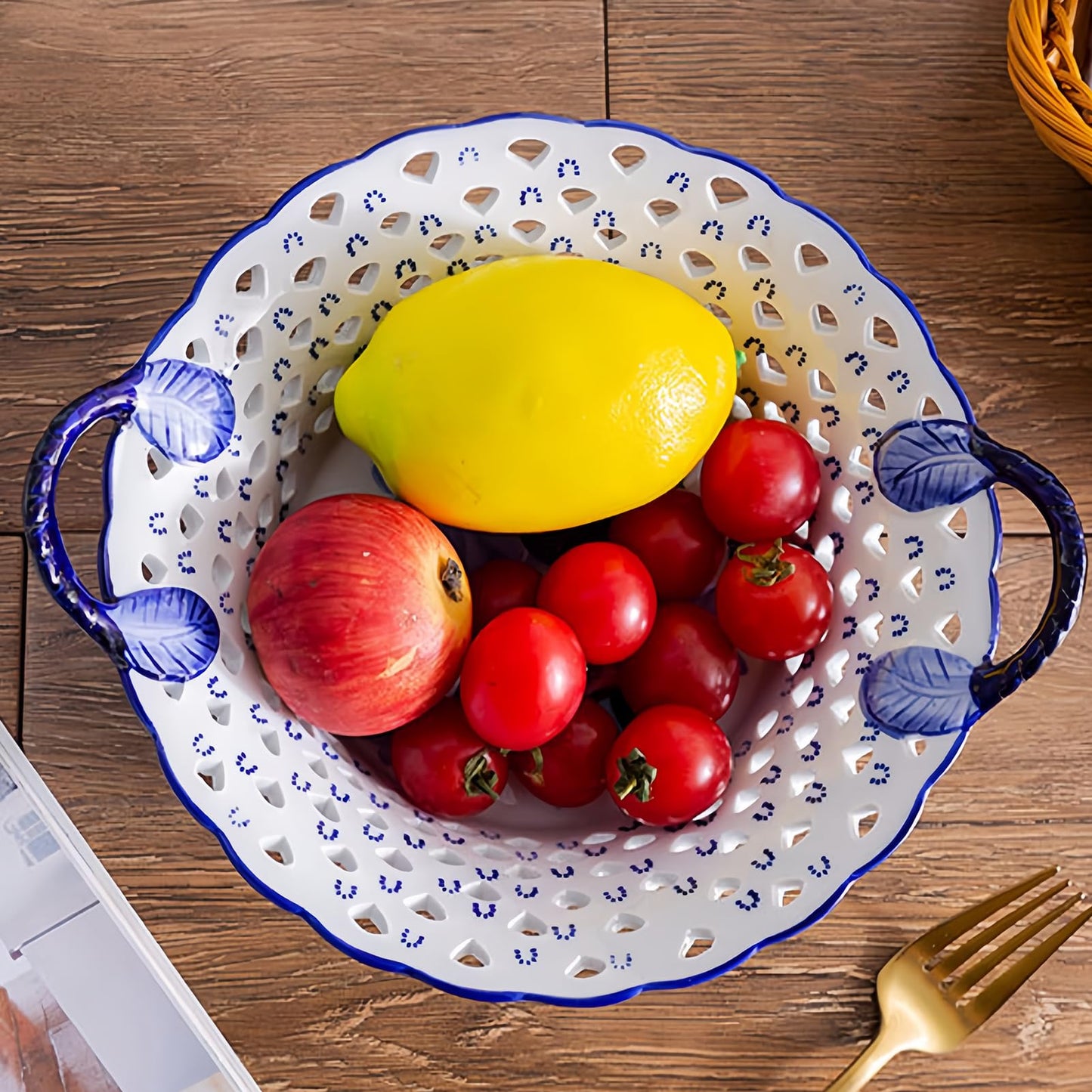 YYMayLsh Blue and White Ceramic Fruit Bowl with handle, Porcelain Decoration Bowl, Fruit Serving Plate, Storage Bowl, Decorative for Kitchen Counter, Home Decor