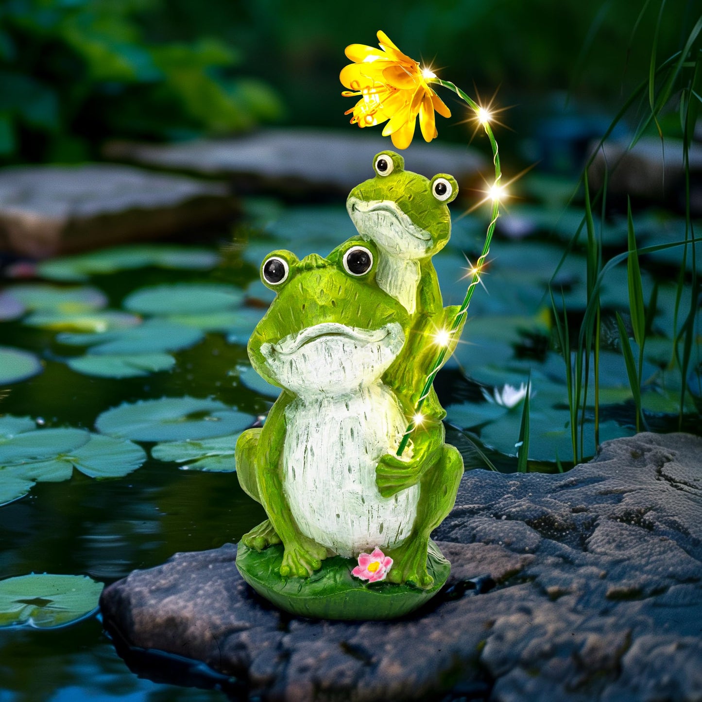 GIGALUMI Solar Garden Statues Loving Frog Garden Decor Figurine Lights for Outside, Yard Decorations Outdoor Patio Decor, Gardening Gifts for Women