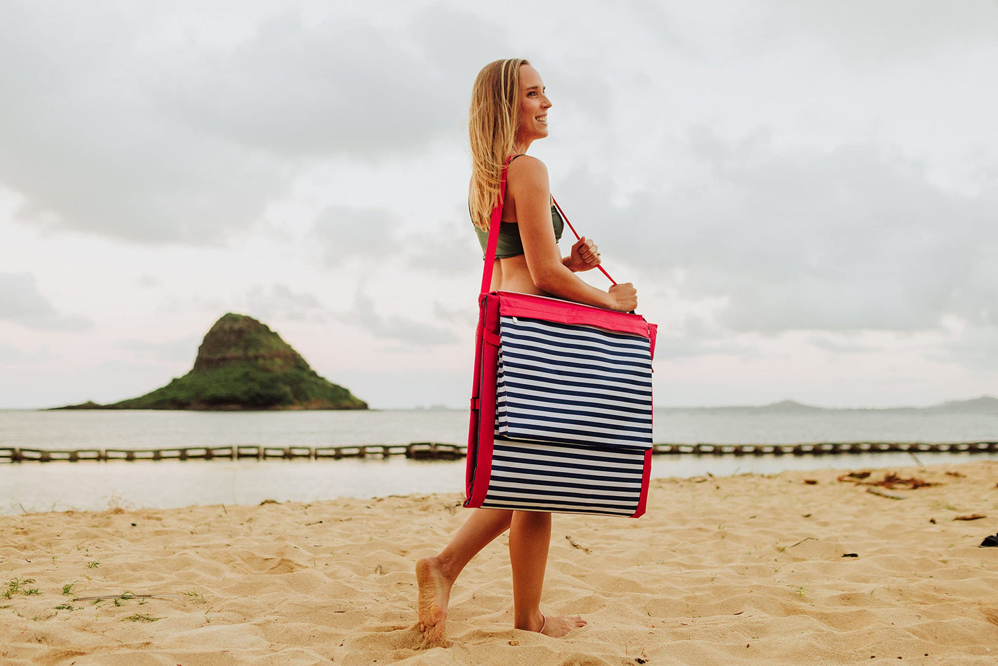 PICNIC TIME Beachcomber Portable Lounger - Soft Beach Mat & Chair - Blue Pinstripe