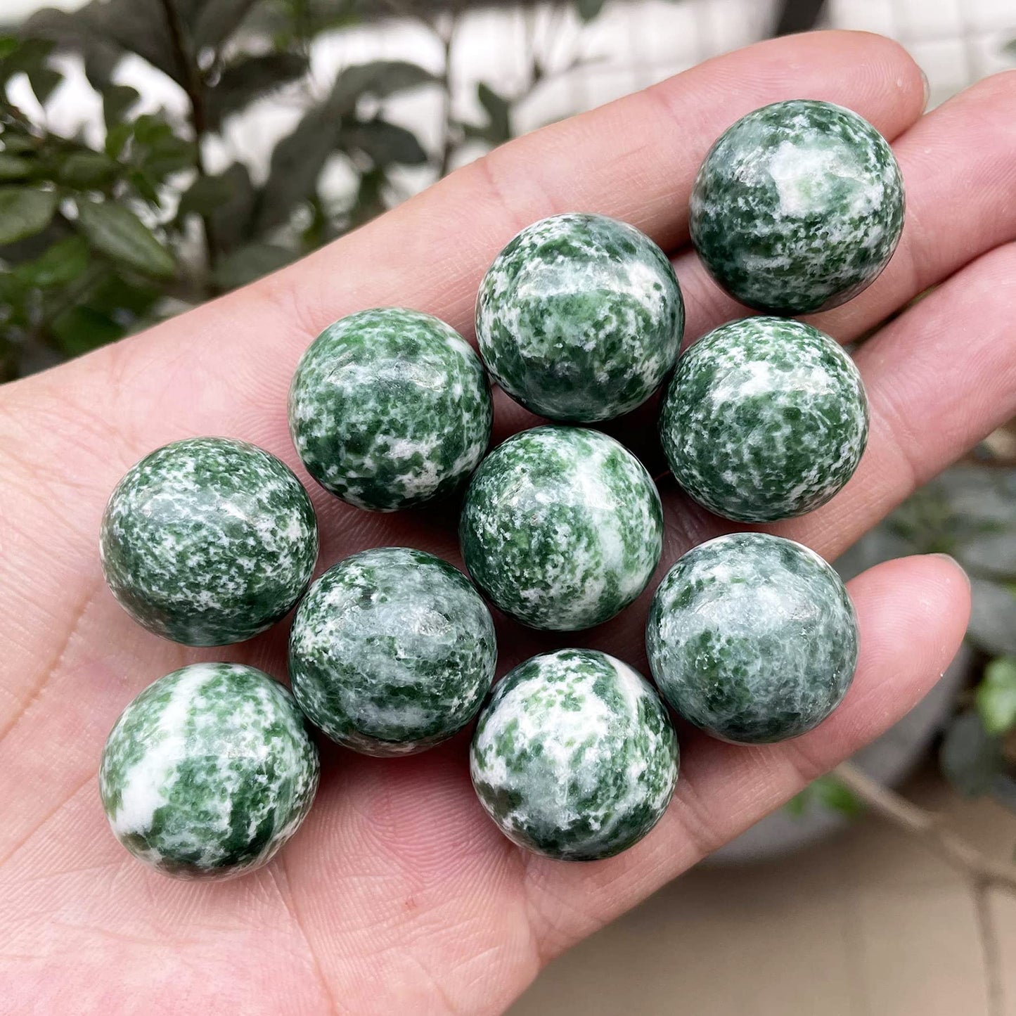 Fekuar 5 Pcs Africa Green Jade Crystal Sphere Ball Set, Polished Healing Energy Mineral Gemstone Balls for Reiki Chakra Decoration Fengshui 20mm