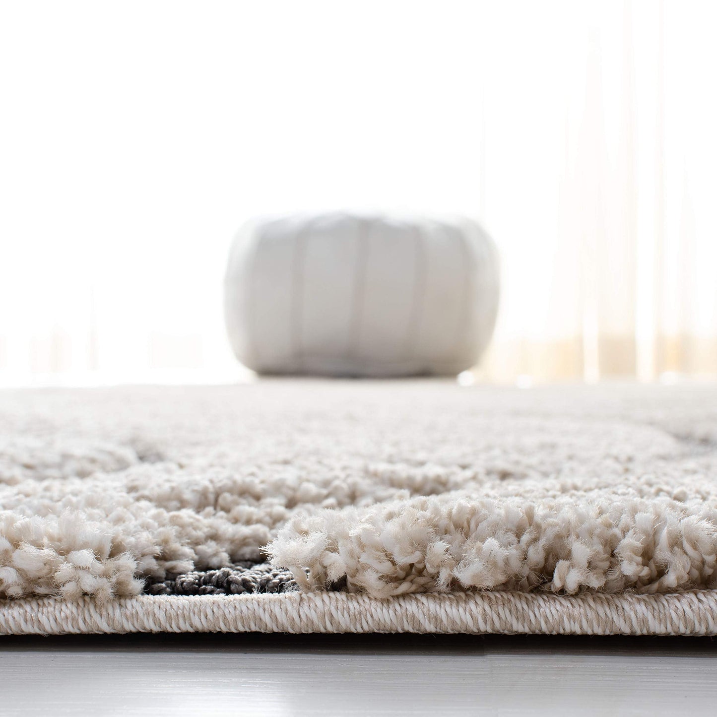 SAFAVIEH Florida Shag Collection Accent Rug - 2'3" x 5', Cream & Grey, Non-Shedding & Easy Care, 1.2-inch Thick Ideal for High Traffic Areas in Entryway, Living Room, Bedroom (SG471-1180)