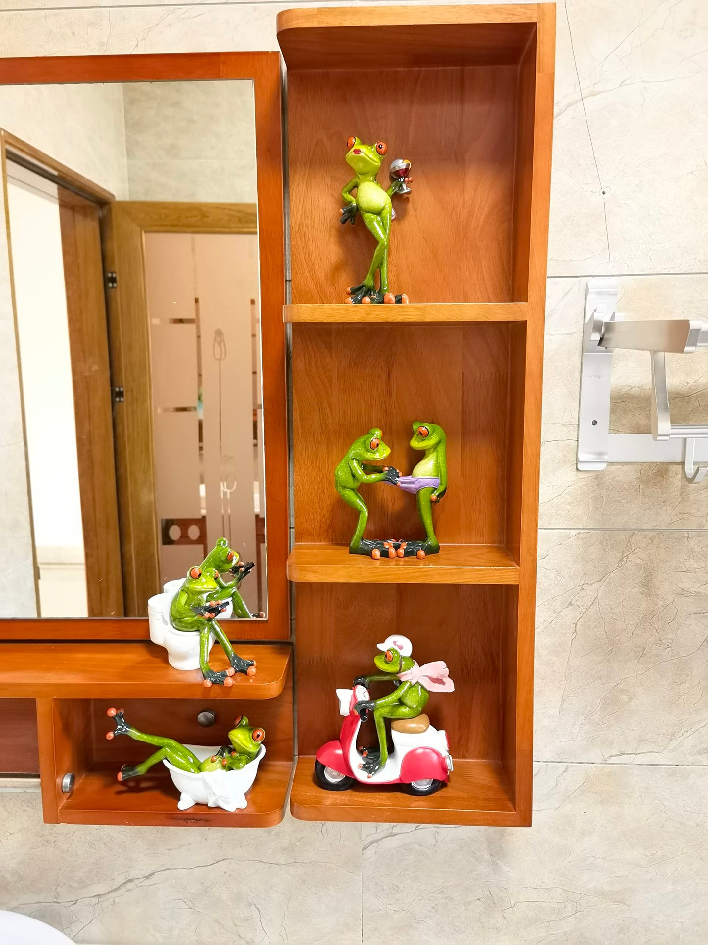 VVGIFTS Frog Figurines Decor Funny Cute Craft Resin Frog Sculpture Statue for Home Office Desk Tabletop Bathroom Decoration, Ornament Gift (Frog Sitting on Toilet)