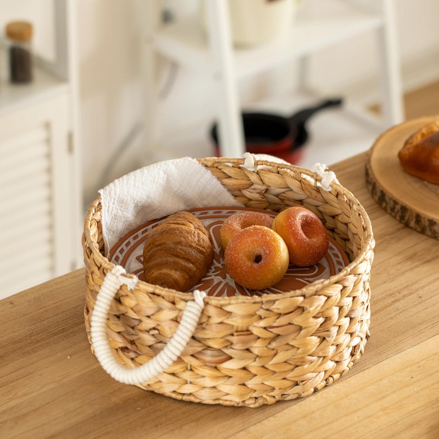Vintiquewise Handwoven Wicker Bread Basket with Terracotta Stone Warmer & Rope Handles for Kitchen Dining Table & Home Party Use Ideal for Sourdough Bread Rolls Snacks & Baked Goods, Floral Design