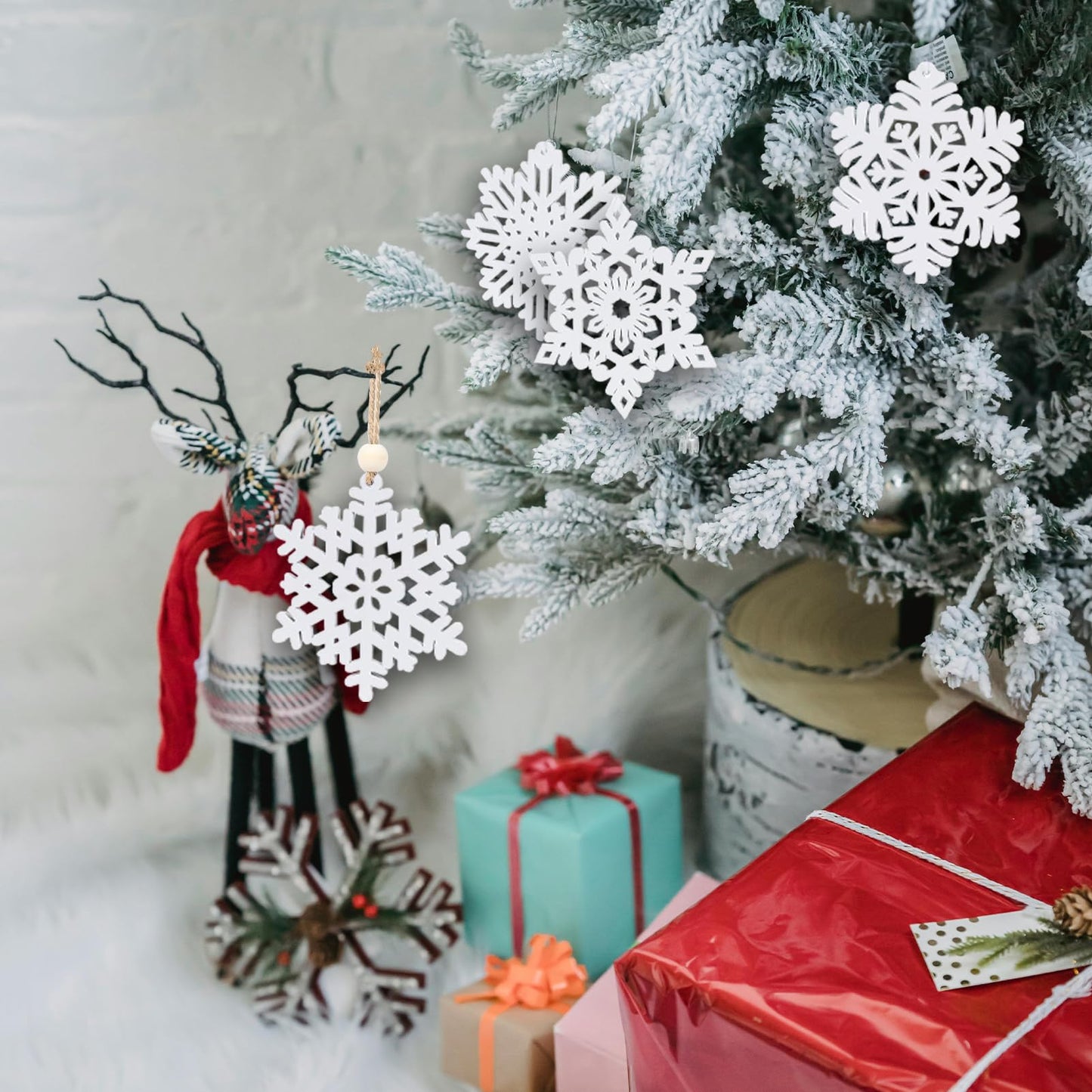 16Pcs White Snowflakes Ornaments Wooden Snowflake Christmas Ornament for Winter Home Tree Garland Christmas Decoration Holiady Crafts 8 Styles White Hollowed Hanging Ornaments