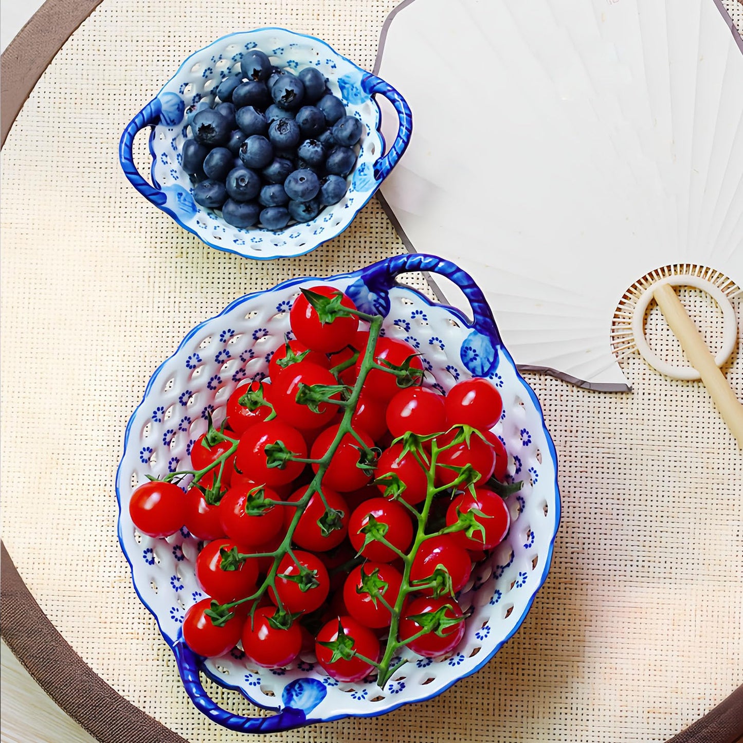 YYMayLsh Blue and White Ceramic Fruit Bowl with handle, Porcelain Decoration Bowl, Fruit Serving Plate, Storage Bowl, Decorative for Kitchen Counter, Home Decor