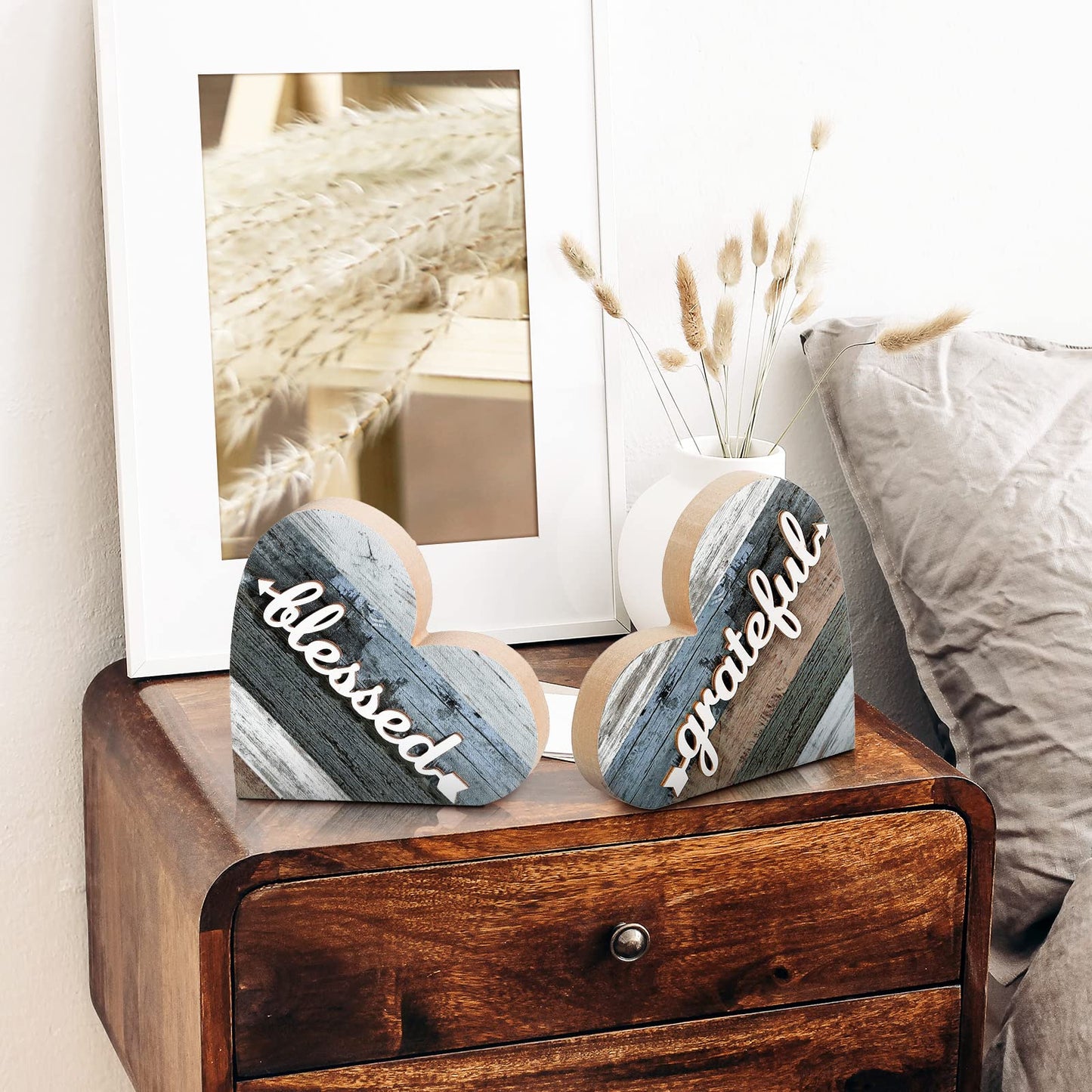 Jetec 2 Pcs Rustic Wooden Heart Table Decor, Daisy Farmhouse Home Decor, Bless This Home & Be Kind Sign for Living Room, Dining Room, Shelf & Mantel, Ideal Housewarming & Birthday Gift(Grateful Style)