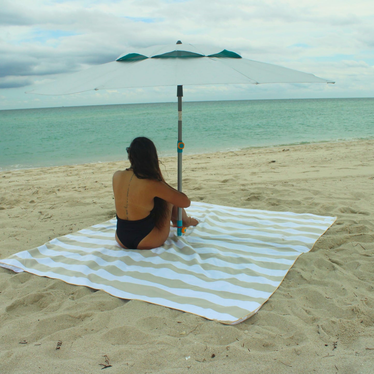 Plush Microfiber Beach Blanket, Extra Large Beach Mat for 3-6 Persons, Sandproof, Windproof | Hole for Umbrella, Corner Sand Pockets to Fight Wind (Bag for Blanket Included)