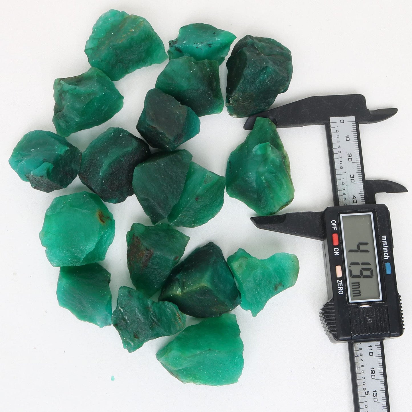 REAL-GEMS Natural Raw Healing Crystals Rough Stones for Tumbling, Cabbing, Polishing, Wire Wrapping, Wicca & Reiki Crystal Healing, Mix Gemstones,7 Chakra (Green Emerald)