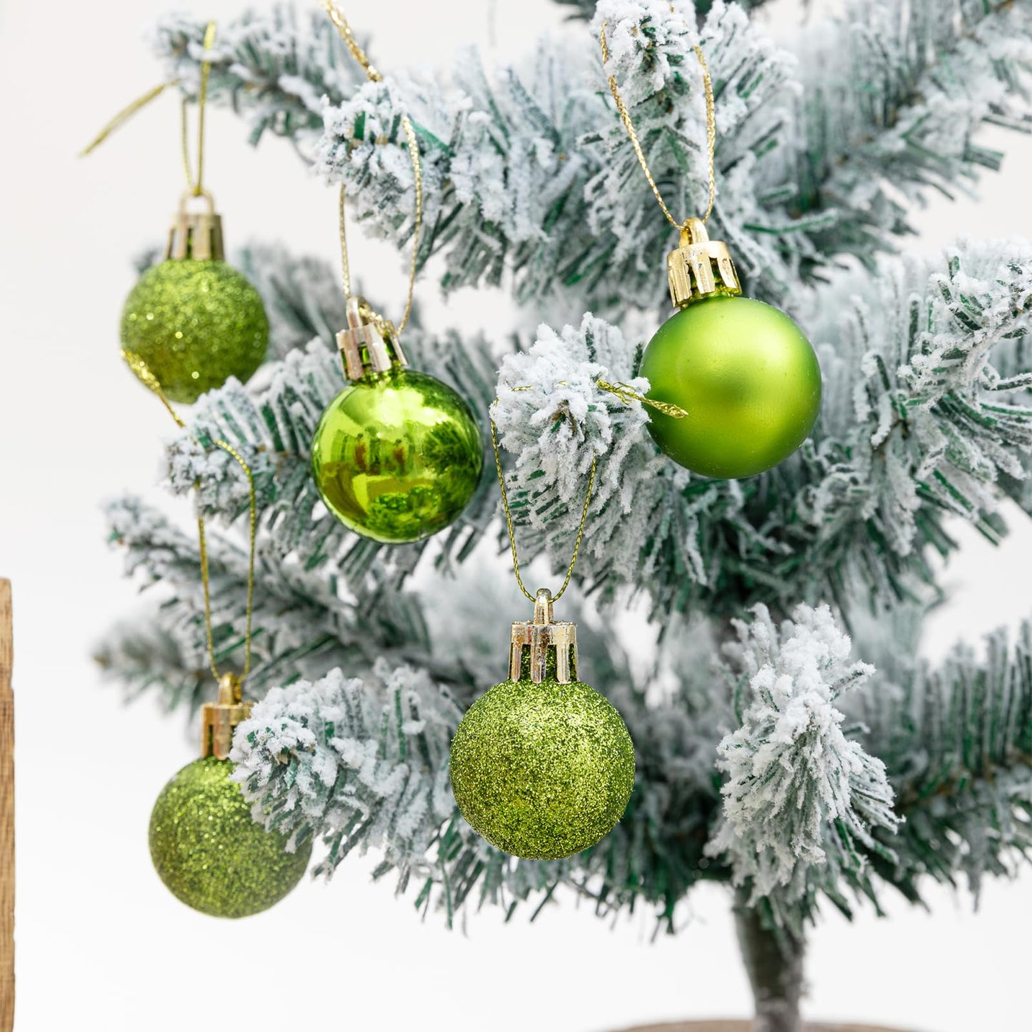 24PCS Christmas Ball Ornaments，1.18 Inch Mini Green Glitter Christmas Balls Xmas Tree Hanging Decorations Decorative Balls for Xmas Tree Outdoor Indoor DIY Craft Party Supplies