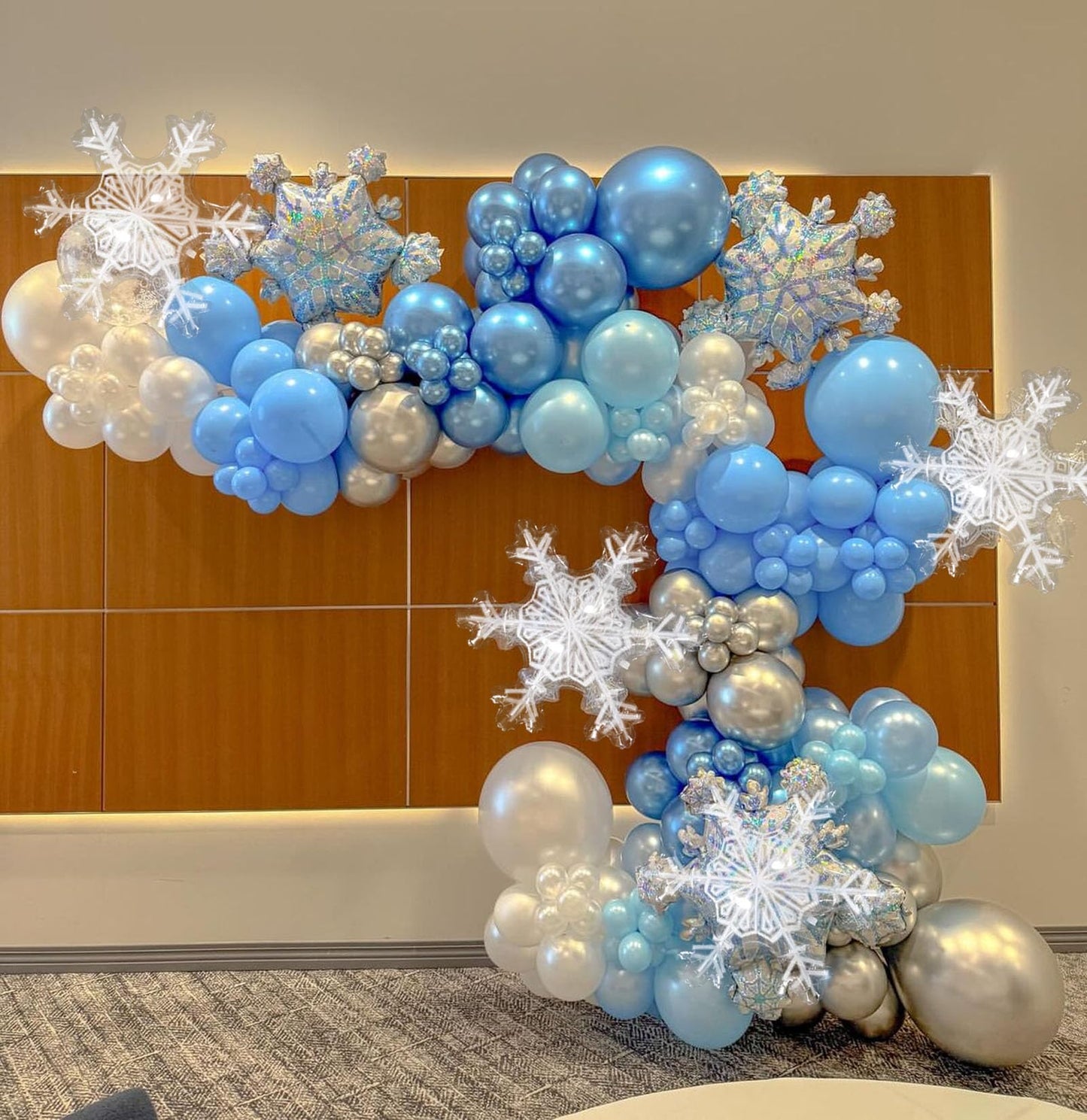 6 Pcs Snowflake Balloons Transparent Winter Snowflake Foil Balloons for Christmas Party Decorations, Frozen Theme Birthday, Winter Wonderland Decor, Holiday Event, Baby Shower