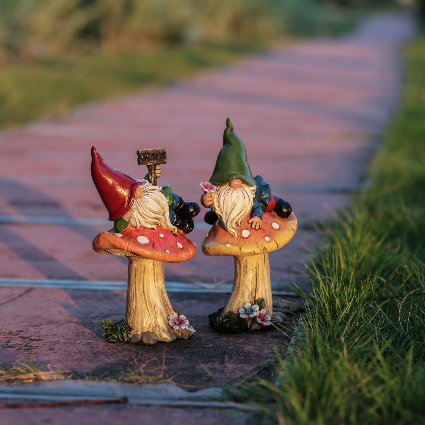 TERESA'S COLLECTIONS Resin Statues for Yard, Set of 2 Cute Garden Gnomes on Mushroom Statues for Outdoor Patio Porch Lawn, Ideal Gift for Dad Mom Birthday, Outside Decor Housewarming Gifts, 6.7"