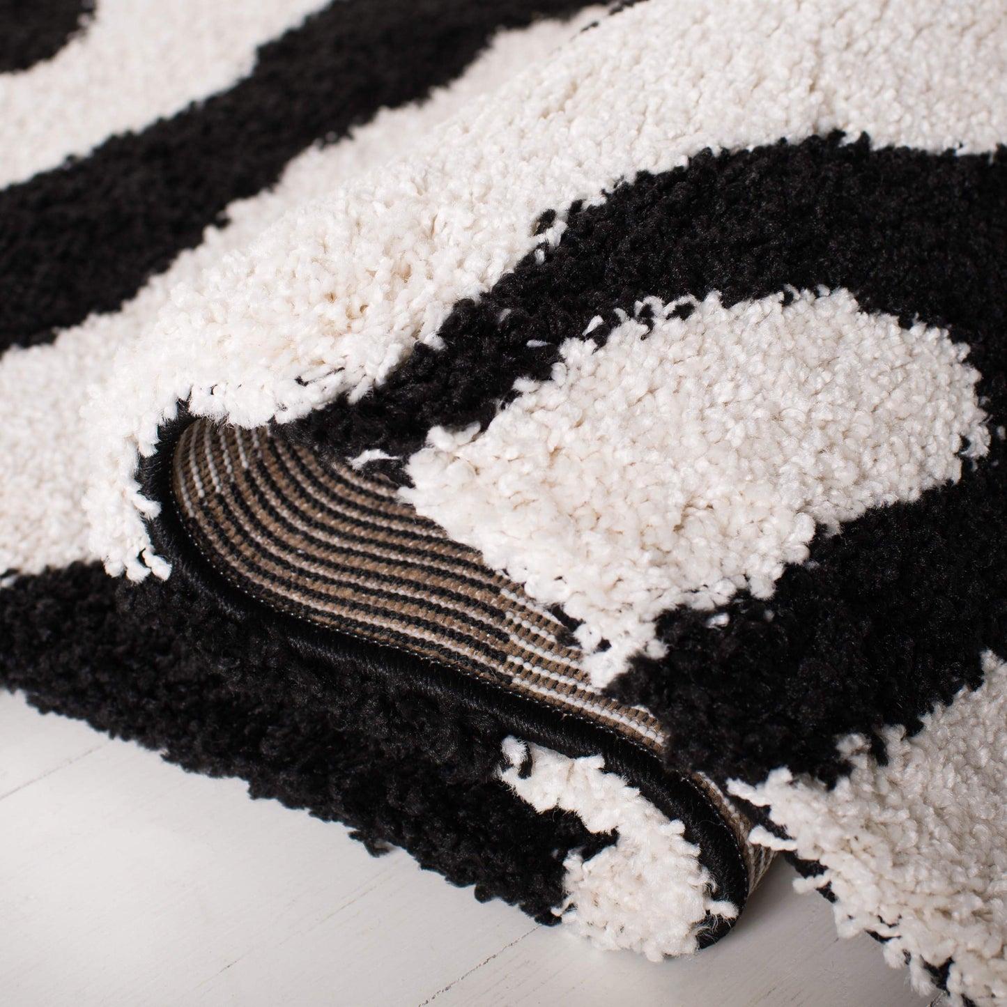 SAFAVIEH Florida Shag Collection Accent Rug - 3'3" x 5'3", Ivory & Black, Non-Shedding & Easy Care, 1.2-inch Thick Ideal for High Traffic Areas in Entryway, Living Room, Bedroom (SG452-1290)
