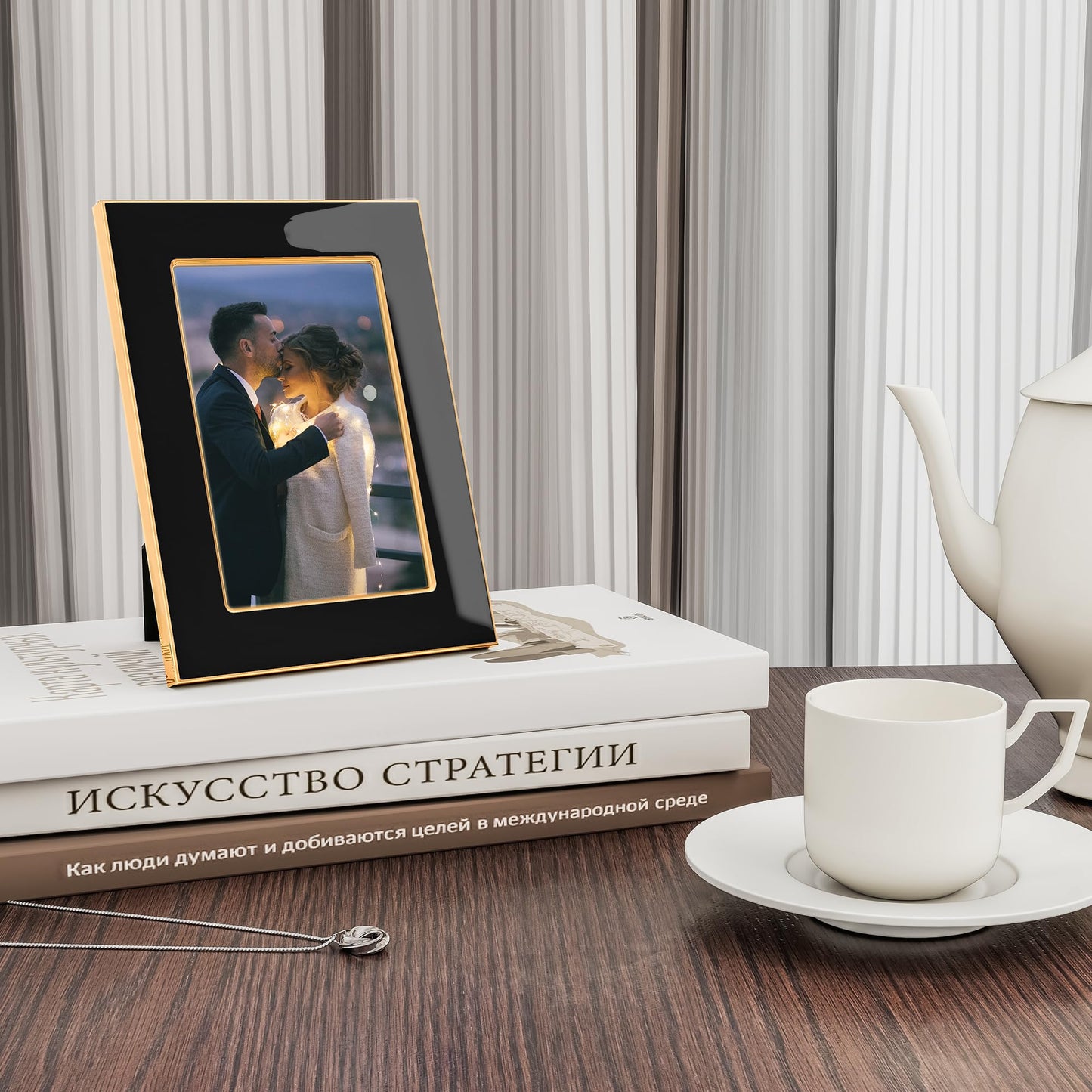 Fun Memories 4x6 Enamel Picture Frame with HD-Tempered Glass, Gold Metal Edge with Easel, Vertical & Horizontal Display, Wall and Tabletop Display Family Photo Gallery (Black Enamel,1P)
