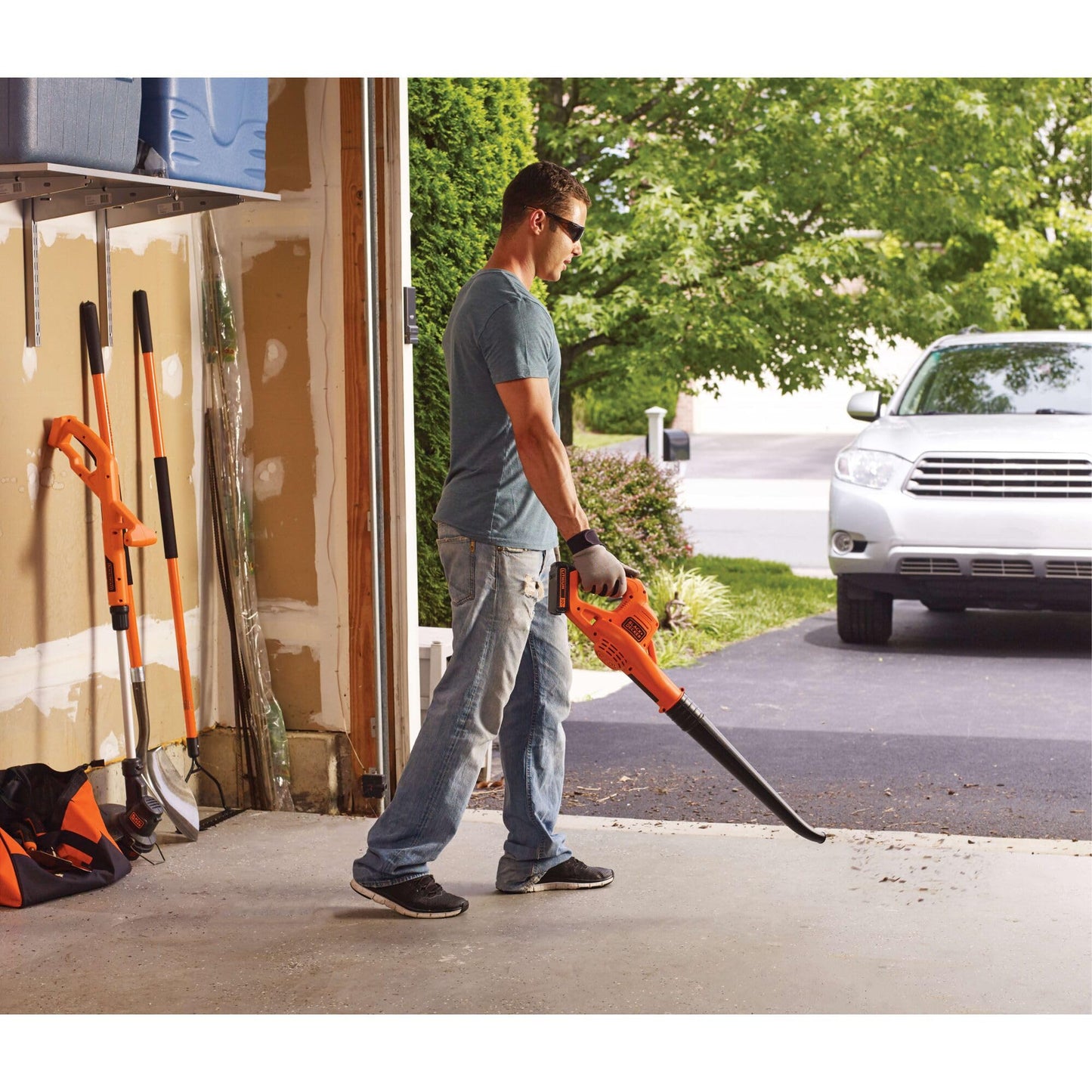 BLACK+DECKER Cordless Leaf Blower with Battery and Charger 20V MAX, Electric Leaf Blower 130 mph Air Speed, Lightweight Design (LSW221)