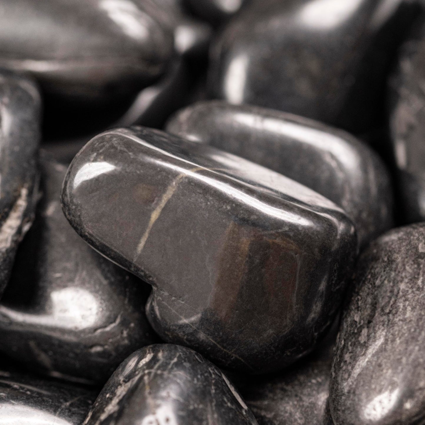 MSI Decorative Black Super Polished 0.75 in. to 1.25 in. Quartzite Pebbles 40 lb. Bag (Pallet/ 55 Bags)