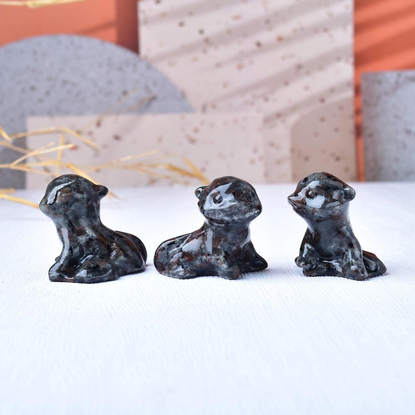 WUYOUSHI Flame Stone Otter Figurine - Hand Carved Healing Crystal Otter Statue, Lucky Gemstone Sculpture for Home Office Desk Decor, Spiritual Gift for Animal Lovers & Nature Enthusiasts