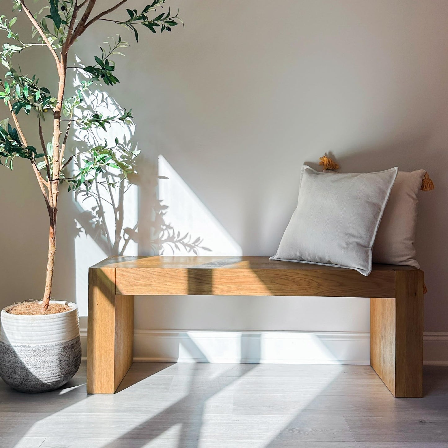 Maven Lane Zeno Bench – Natural Solid Wood – Ideal for Living Room, Entryway and Bedroom Décor