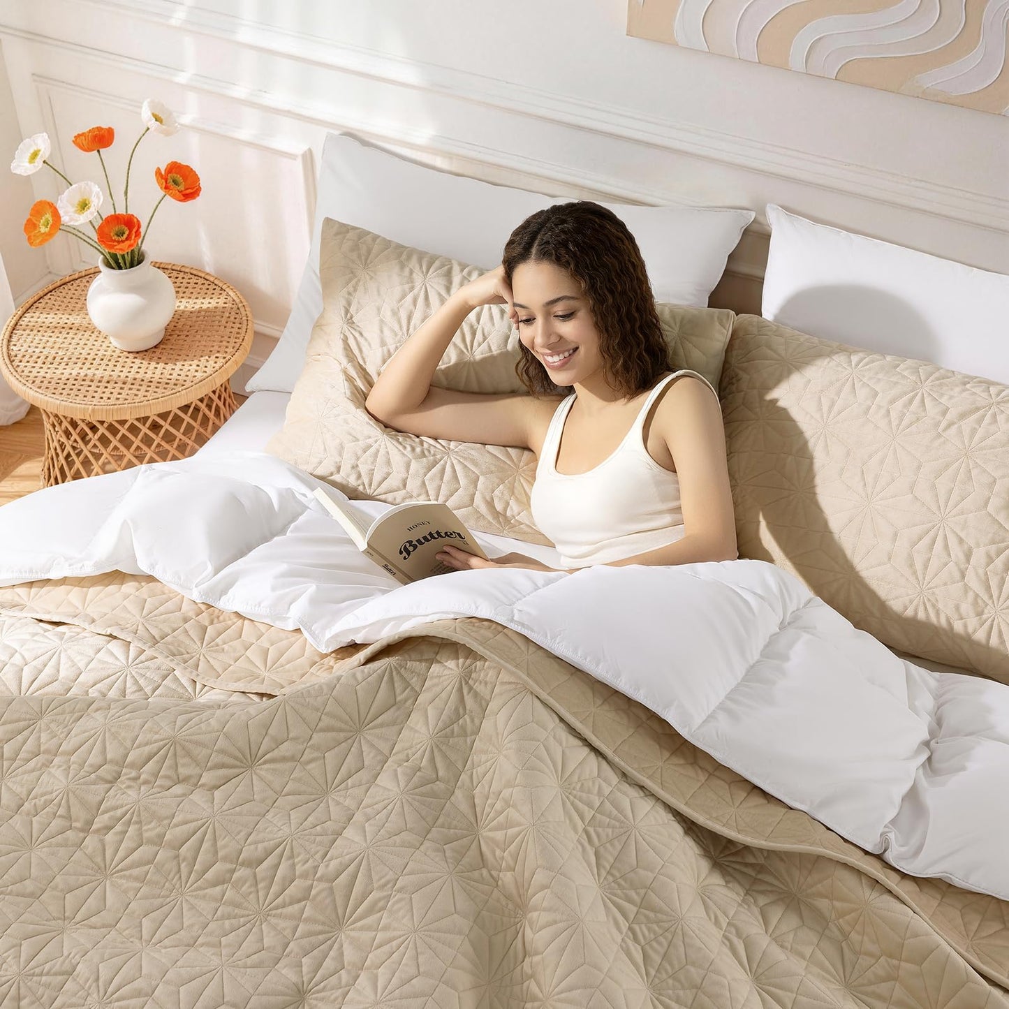 Uqocnh Luxury Velvet Quilt Set Queen Size 3 Piece, Soft Channel Stitch Velvet Comforter Set with 2 Pillow Shams, Lightweight Coverlet Bedspread Bedding Set for All Seasons, Beige