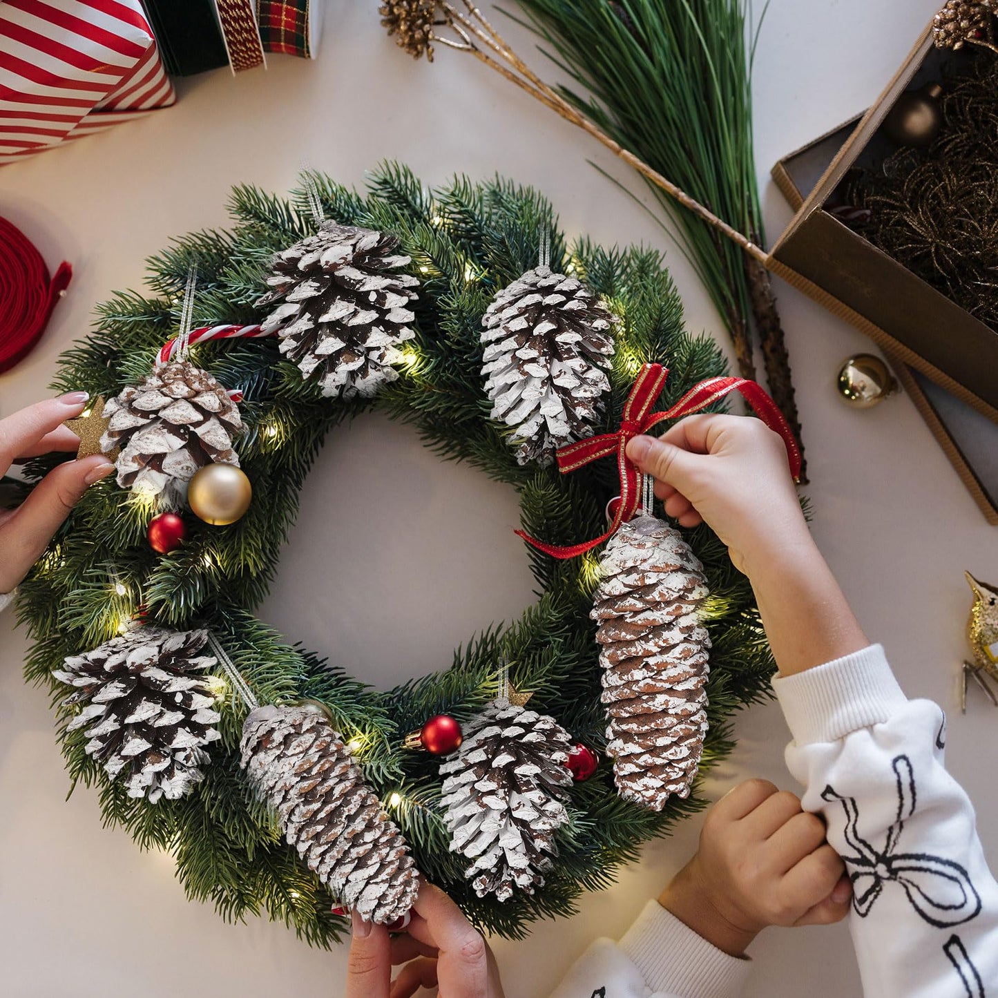 Giegxin 80 Pcs Winter Natural Pine Cones Ornaments 1.5-3.9inch Snow Frosted Pinecones for Crafts with String Bulk Xmas Tree Hanging Pendant Winter Holiday Decoration for DIY Gift Vase Filler Party