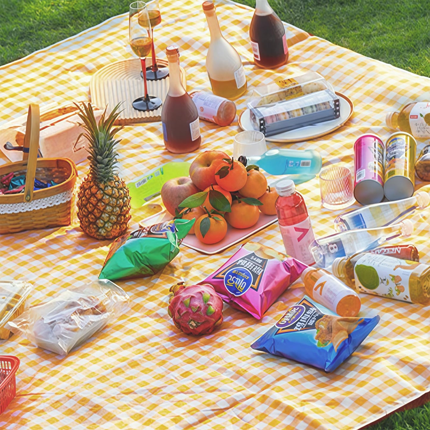 SHENIAFC 80" x 120" Sandproof Waterproof Picnic Blanket, Beach Mat for Outdoor Camping Hiking Park, Portable with Tote Bag, Non-Stick Sand & Grass, Foldable for Indoor Outdoor Use (Yellow)